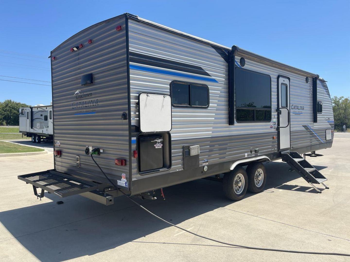 2022 COACHMEN CATALINA 283RKS (5ZT2CATB9NX) , Length: 33.67 ft. | Dry Weight: 6,777 lbs. | Gross Weight: 9,200 lbs. | Slides: 1 transmission, located at 4319 N Main Street, Cleburne, TX, 76033, (817) 221-0660, 32.435829, -97.384178 - The 2022 Coachmen Catalina 283RKS is a thoughtfully designed travel trailer that offers a spacious and comfortable layout. This makes it the perfect RV for extended stays or weekend getaways. It measures 33.67 ft in length and has a dry weight of 6,777 lbs. This travel trailer is easily towable by a - Photo#25