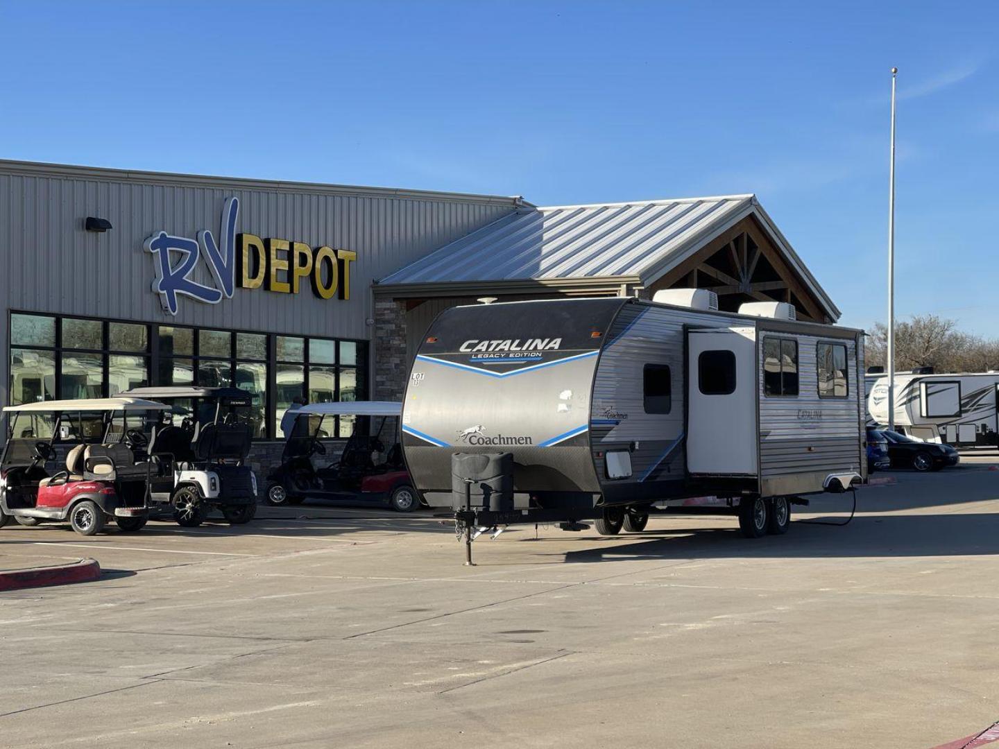 2022 COACHMEN CATALINA 303QBCK (5ZT2CAVB1NX) , Length: 35.83 ft. | Dry Weight: 7,127 lbs. | Gross Weight: 9,500 lbs. | Slides: 1 transmission, located at 4319 N Main Street, Cleburne, TX, 76033, (817) 221-0660, 32.435829, -97.384178 - Photo#0