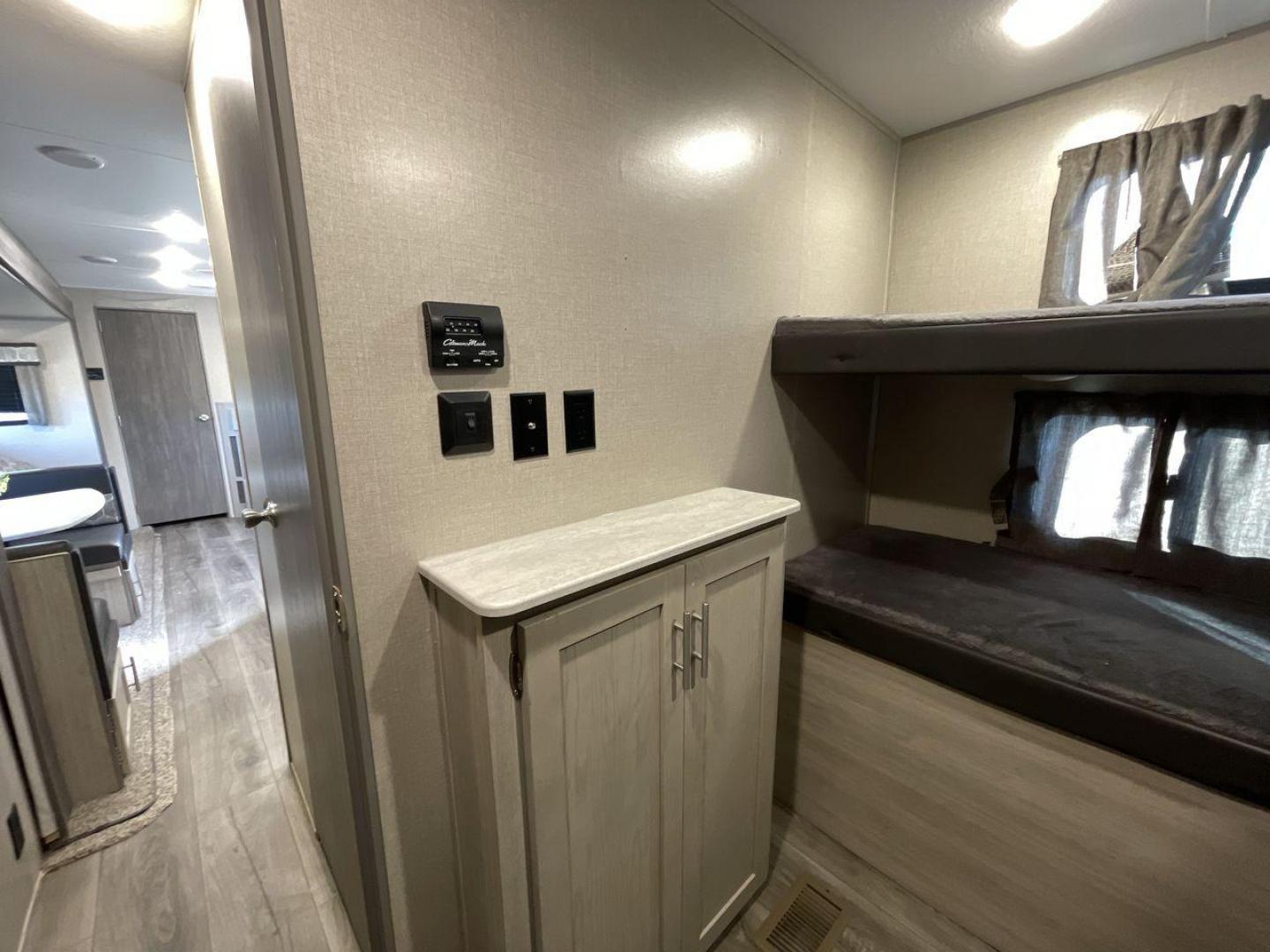 2022 COACHMEN CATALINA 303QBCK (5ZT2CAVB1NX) , Length: 35.83 ft. | Dry Weight: 7,127 lbs. | Gross Weight: 9,500 lbs. | Slides: 1 transmission, located at 4319 N Main Street, Cleburne, TX, 76033, (817) 221-0660, 32.435829, -97.384178 - Photo#16