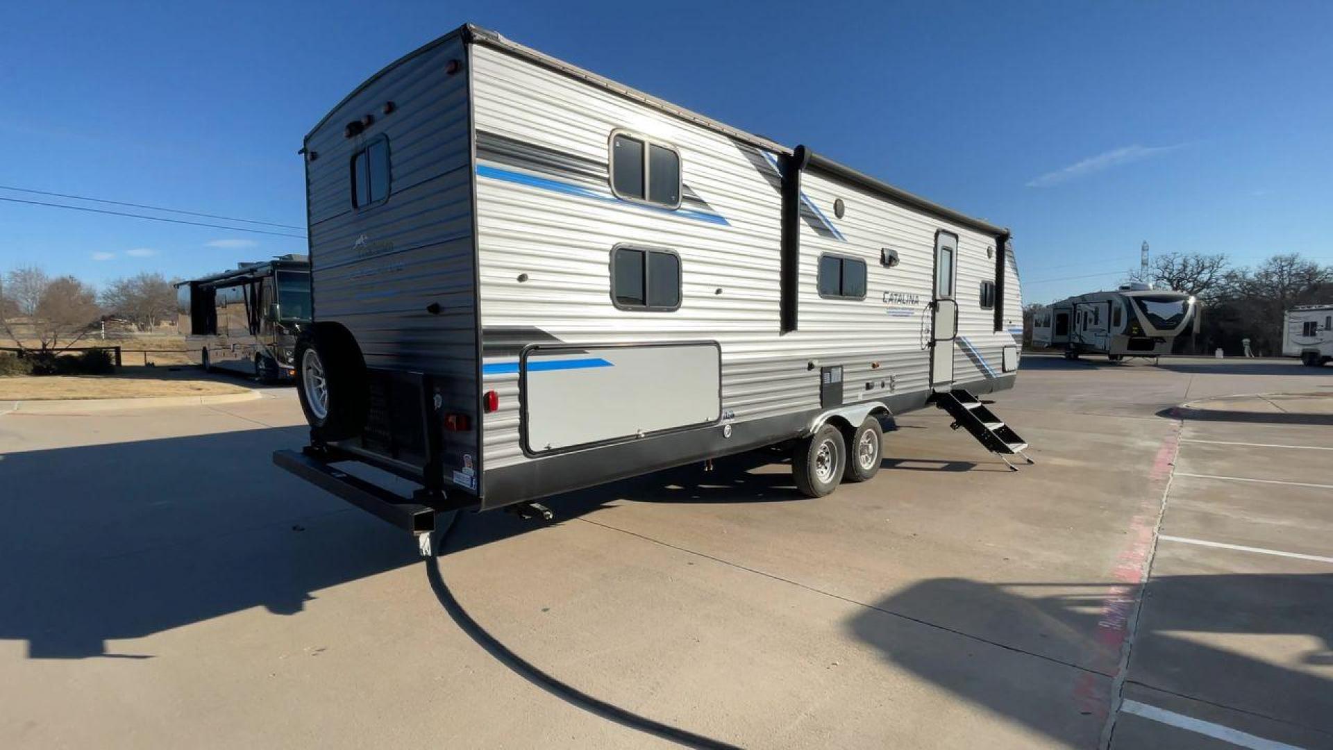 2022 COACHMEN CATALINA 303QBCK (5ZT2CAVB1NX) , Length: 35.83 ft. | Dry Weight: 7,127 lbs. | Gross Weight: 9,500 lbs. | Slides: 1 transmission, located at 4319 N Main Street, Cleburne, TX, 76033, (817) 221-0660, 32.435829, -97.384178 - Photo#1