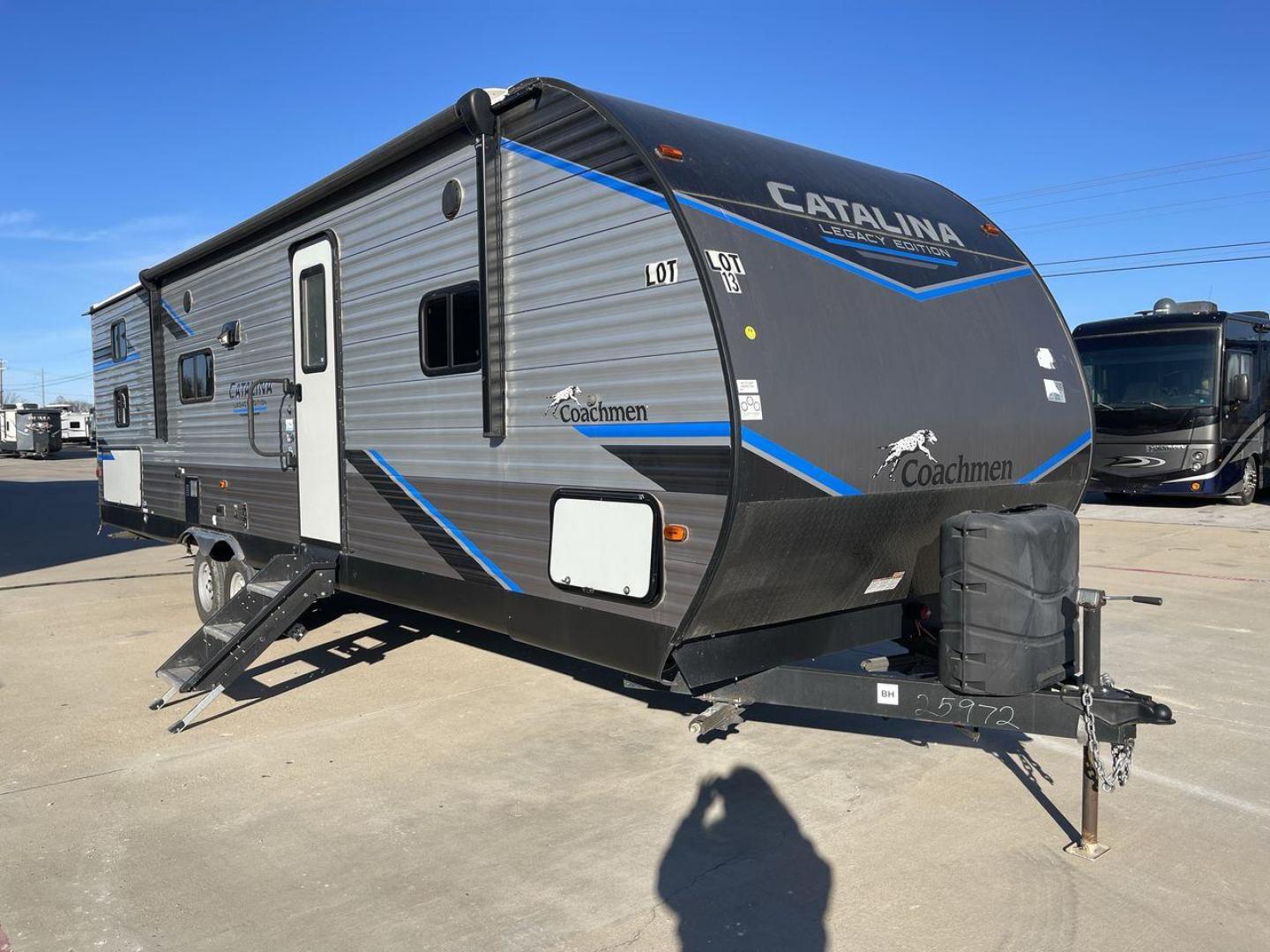 2022 COACHMEN CATALINA 303QBCK (5ZT2CAVB1NX) , Length: 35.83 ft. | Dry Weight: 7,127 lbs. | Gross Weight: 9,500 lbs. | Slides: 1 transmission, located at 4319 N Main Street, Cleburne, TX, 76033, (817) 221-0660, 32.435829, -97.384178 - Photo#23