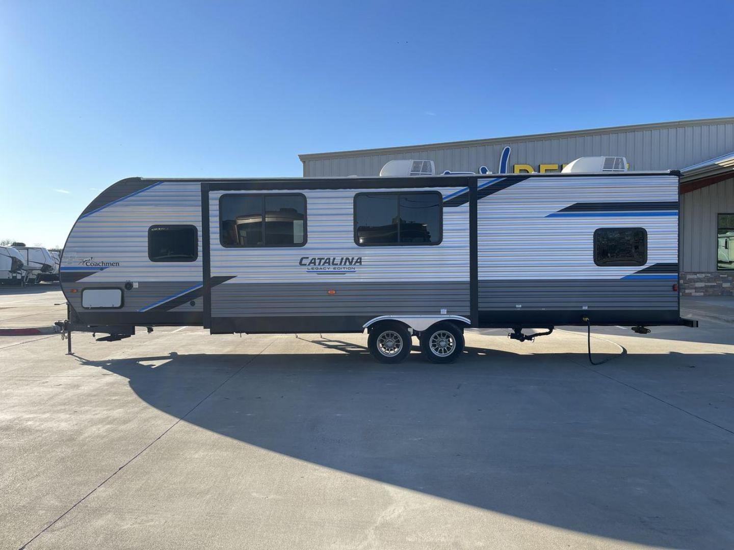 2022 COACHMEN CATALINA 303QBCK (5ZT2CAVB1NX) , Length: 35.83 ft. | Dry Weight: 7,127 lbs. | Gross Weight: 9,500 lbs. | Slides: 1 transmission, located at 4319 N Main Street, Cleburne, TX, 76033, (817) 221-0660, 32.435829, -97.384178 - Photo#24