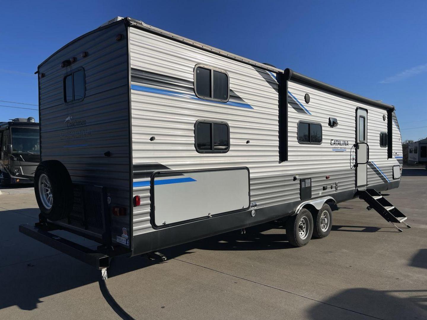 2022 COACHMEN CATALINA 303QBCK (5ZT2CAVB1NX) , Length: 35.83 ft. | Dry Weight: 7,127 lbs. | Gross Weight: 9,500 lbs. | Slides: 1 transmission, located at 4319 N Main Street, Cleburne, TX, 76033, (817) 221-0660, 32.435829, -97.384178 - Photo#25