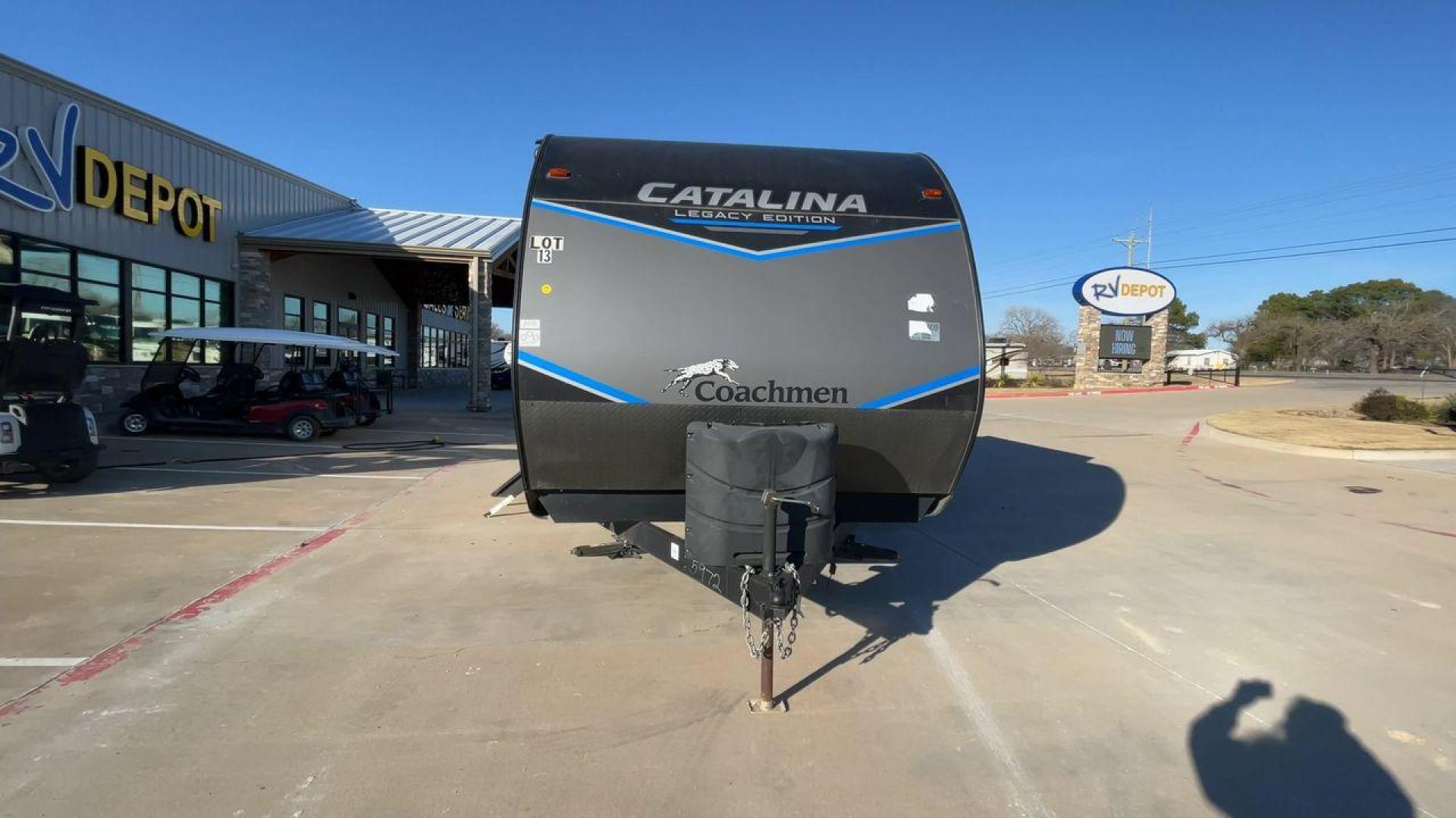 2022 COACHMEN CATALINA 303QBCK (5ZT2CAVB1NX) , Length: 35.83 ft. | Dry Weight: 7,127 lbs. | Gross Weight: 9,500 lbs. | Slides: 1 transmission, located at 4319 N Main Street, Cleburne, TX, 76033, (817) 221-0660, 32.435829, -97.384178 - Photo#4