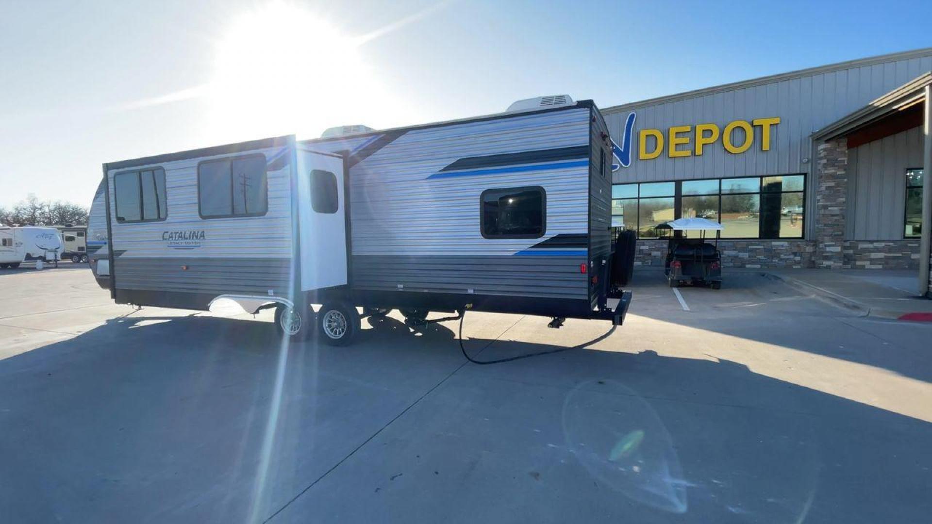 2022 COACHMEN CATALINA 303QBCK (5ZT2CAVB1NX) , Length: 35.83 ft. | Dry Weight: 7,127 lbs. | Gross Weight: 9,500 lbs. | Slides: 1 transmission, located at 4319 N Main Street, Cleburne, TX, 76033, (817) 221-0660, 32.435829, -97.384178 - Photo#7