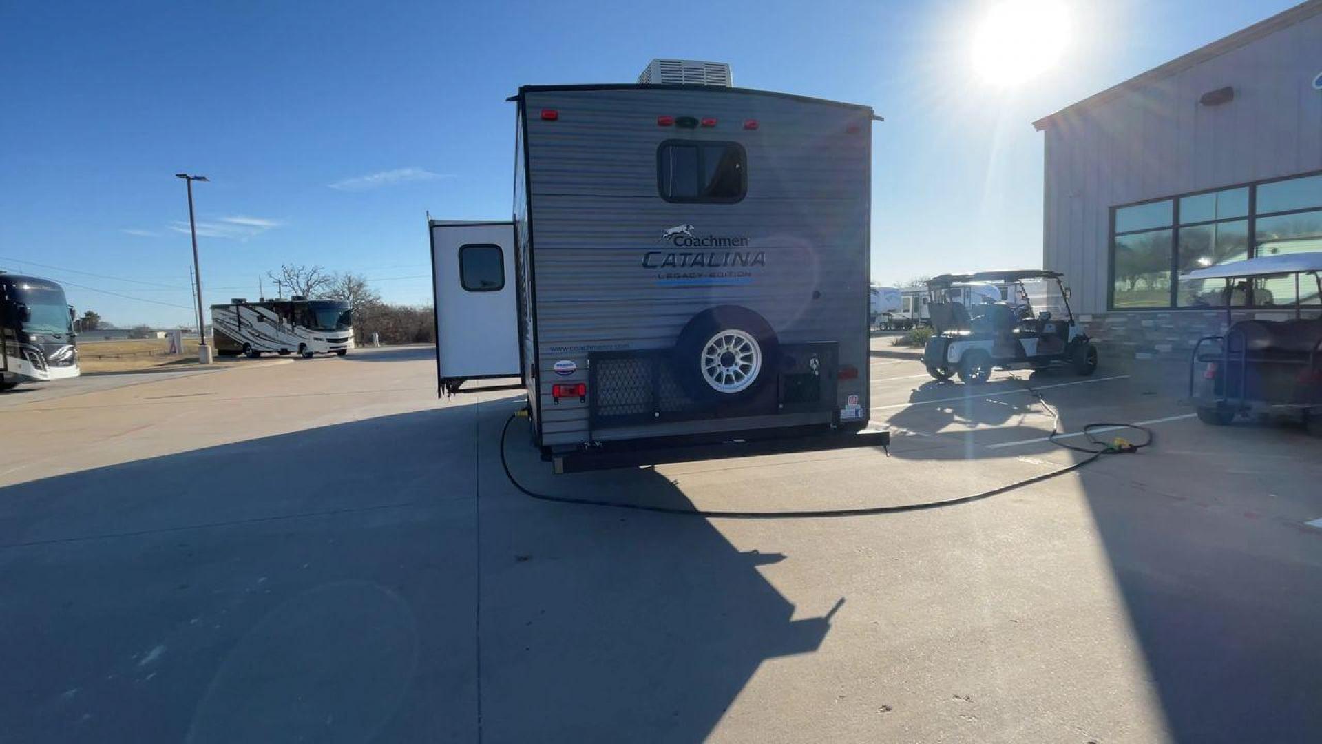 2022 COACHMEN CATALINA 303QBCK (5ZT2CAVB1NX) , Length: 35.83 ft. | Dry Weight: 7,127 lbs. | Gross Weight: 9,500 lbs. | Slides: 1 transmission, located at 4319 N Main Street, Cleburne, TX, 76033, (817) 221-0660, 32.435829, -97.384178 - Photo#8