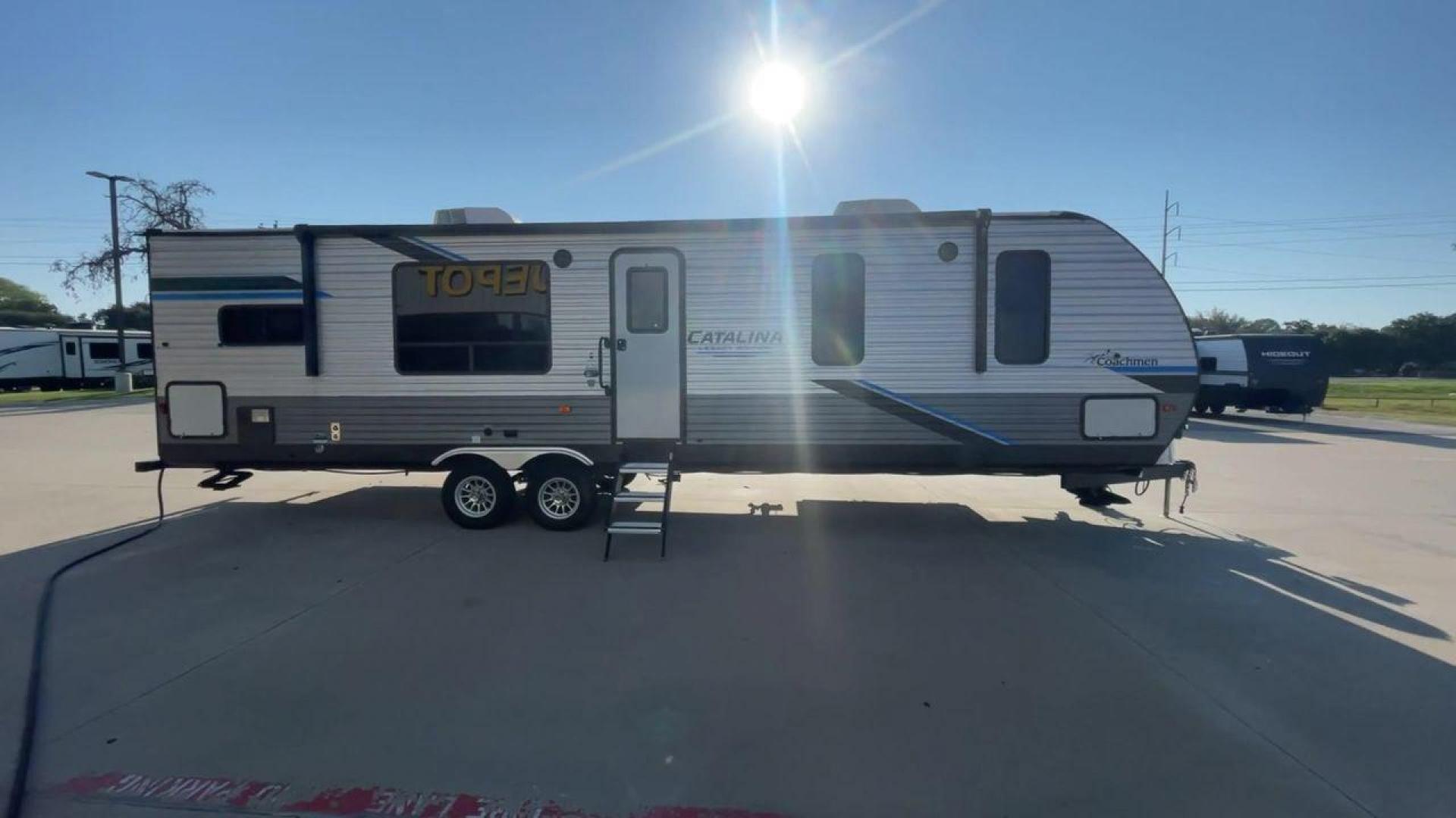 2022 COACHMEN CATALINA 303RKDS (5ZT2CAVB9NX) , Length: 36.92 ft. | Dry Weight: 8,042 lbs. | Gross Weight: 10,000 lbs. | Slides: 2 transmission, located at 4319 N Main Street, Cleburne, TX, 76033, (817) 221-0660, 32.435829, -97.384178 - Photo#2