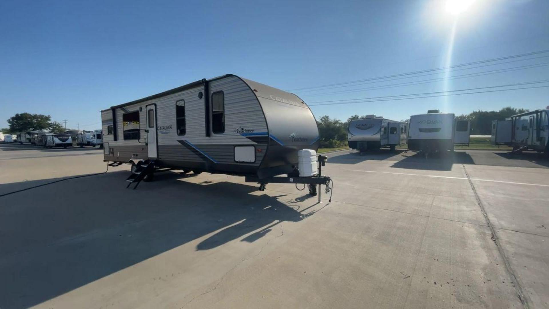 2022 COACHMEN CATALINA 303RKDS (5ZT2CAVB9NX) , Length: 36.92 ft. | Dry Weight: 8,042 lbs. | Gross Weight: 10,000 lbs. | Slides: 2 transmission, located at 4319 N Main Street, Cleburne, TX, 76033, (817) 221-0660, 32.435829, -97.384178 - Photo#3