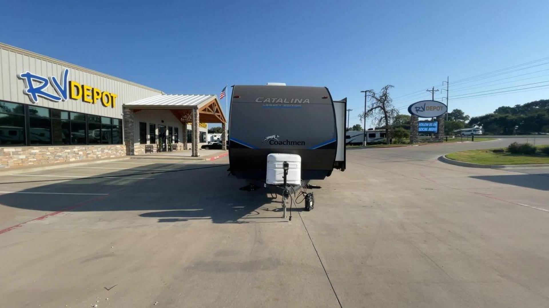 2022 COACHMEN CATALINA 303RKDS (5ZT2CAVB9NX) , Length: 36.92 ft. | Dry Weight: 8,042 lbs. | Gross Weight: 10,000 lbs. | Slides: 2 transmission, located at 4319 N Main Street, Cleburne, TX, 76033, (817) 221-0660, 32.435829, -97.384178 - Photo#4