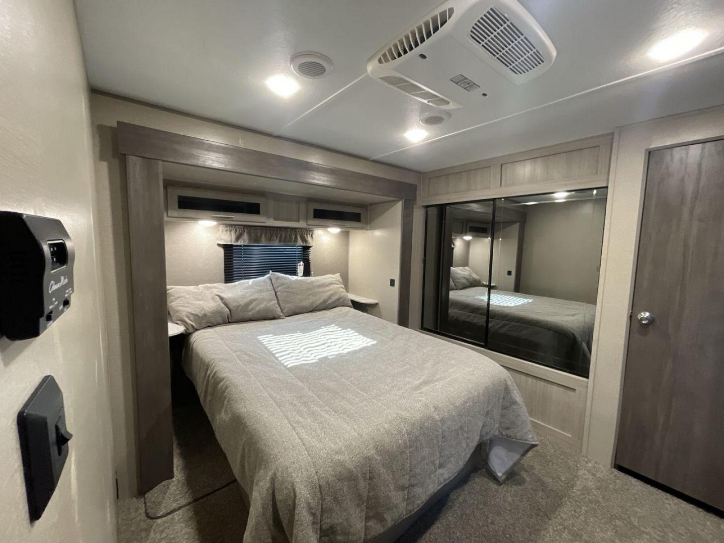 2022 COACHMEN CATALINA 303RKDS (5ZT2CAVB9NX) , Length: 36.92 ft. | Dry Weight: 8,042 lbs. | Gross Weight: 10,000 lbs. | Slides: 2 transmission, located at 4319 N Main Street, Cleburne, TX, 76033, (817) 221-0660, 32.435829, -97.384178 - Photo#16