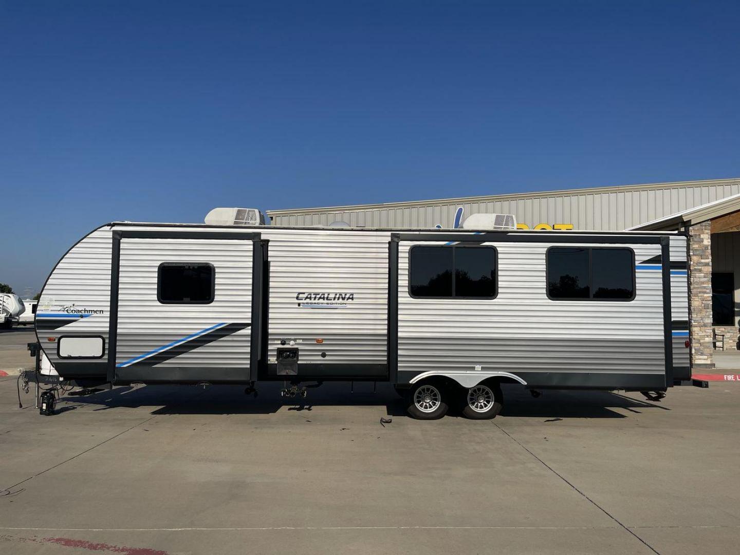 2022 COACHMEN CATALINA 303RKDS (5ZT2CAVB9NX) , Length: 36.92 ft. | Dry Weight: 8,042 lbs. | Gross Weight: 10,000 lbs. | Slides: 2 transmission, located at 4319 N Main Street, Cleburne, TX, 76033, (817) 221-0660, 32.435829, -97.384178 - Photo#23