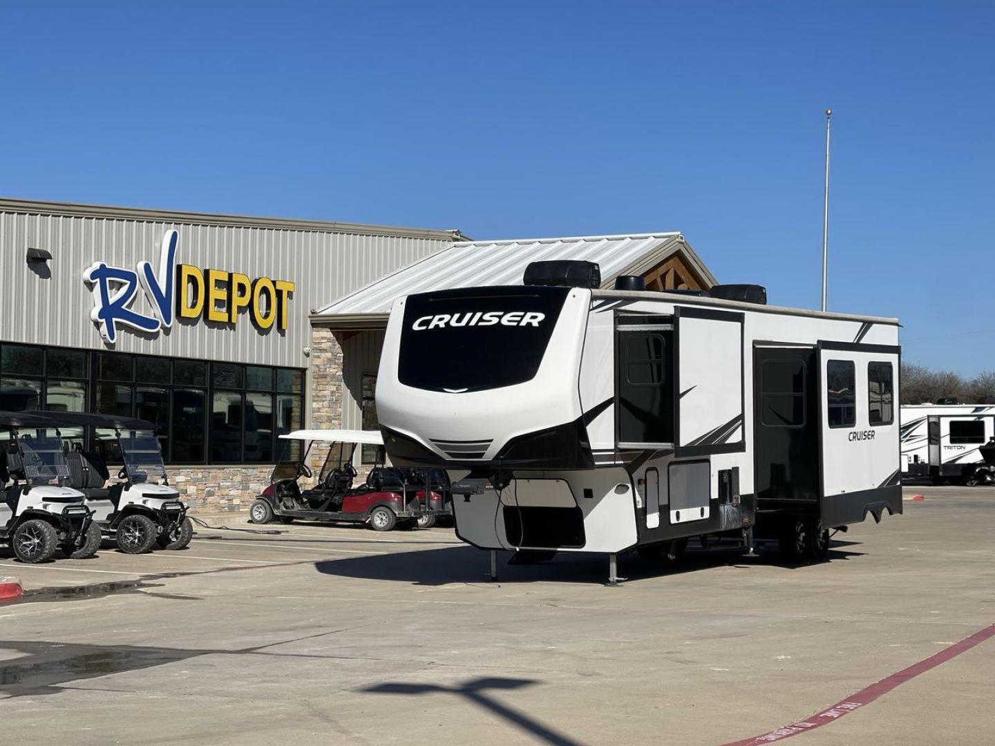 2022 CROSSROADS CRUISER 3851BL (4YDFCRU23N9) , Length: 42.42 ft | Dry Weight: 12,505 lbs | Slides: 3 transmission, located at 4319 N Main Street, Cleburne, TX, 76033, (817) 221-0660, 32.435829, -97.384178 - The 2022 CrossRoads Cruiser 3851BL is an impressive fifth-wheel RV that offers a sleek and modern exterior design with a focus on both durability and aesthetics. This unit measures 42.42 feet in length and has a dry weight of 12,505 lbs, making it a spacious and well-balanced option for extended tra - Photo#0