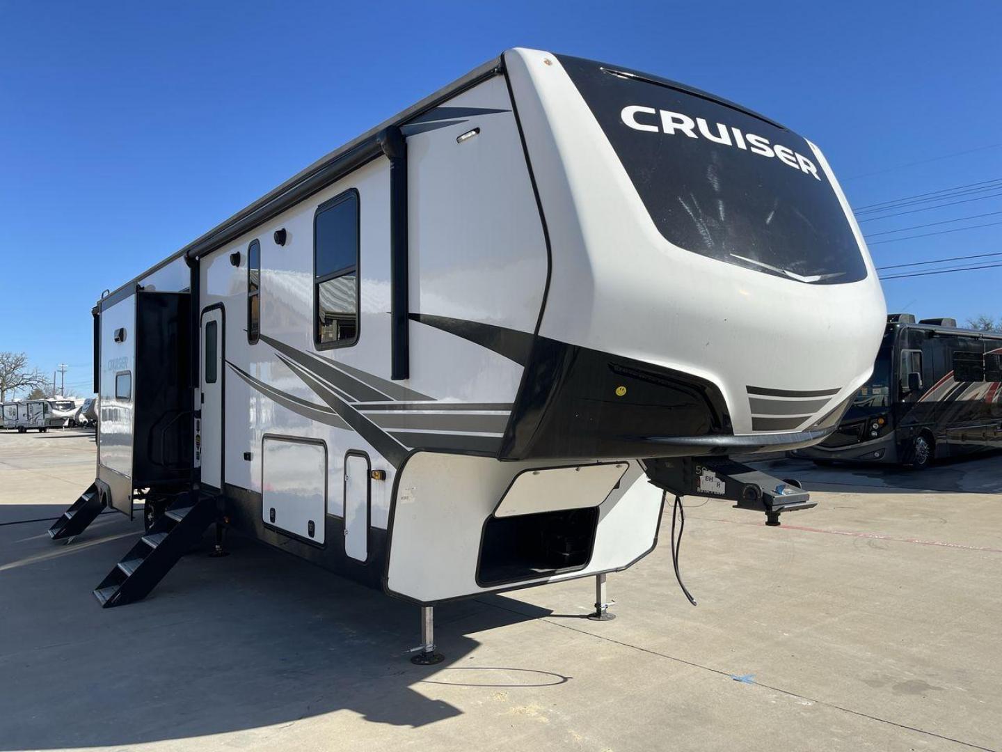 2022 CROSSROADS CRUISER 3851BL (4YDFCRU23N9) , Length: 42.42 ft | Dry Weight: 12,505 lbs | Slides: 3 transmission, located at 4319 N Main Street, Cleburne, TX, 76033, (817) 221-0660, 32.435829, -97.384178 - The 2022 CrossRoads Cruiser 3851BL is an impressive fifth-wheel RV that offers a sleek and modern exterior design with a focus on both durability and aesthetics. This unit measures 42.42 feet in length and has a dry weight of 12,505 lbs, making it a spacious and well-balanced option for extended tra - Photo#23