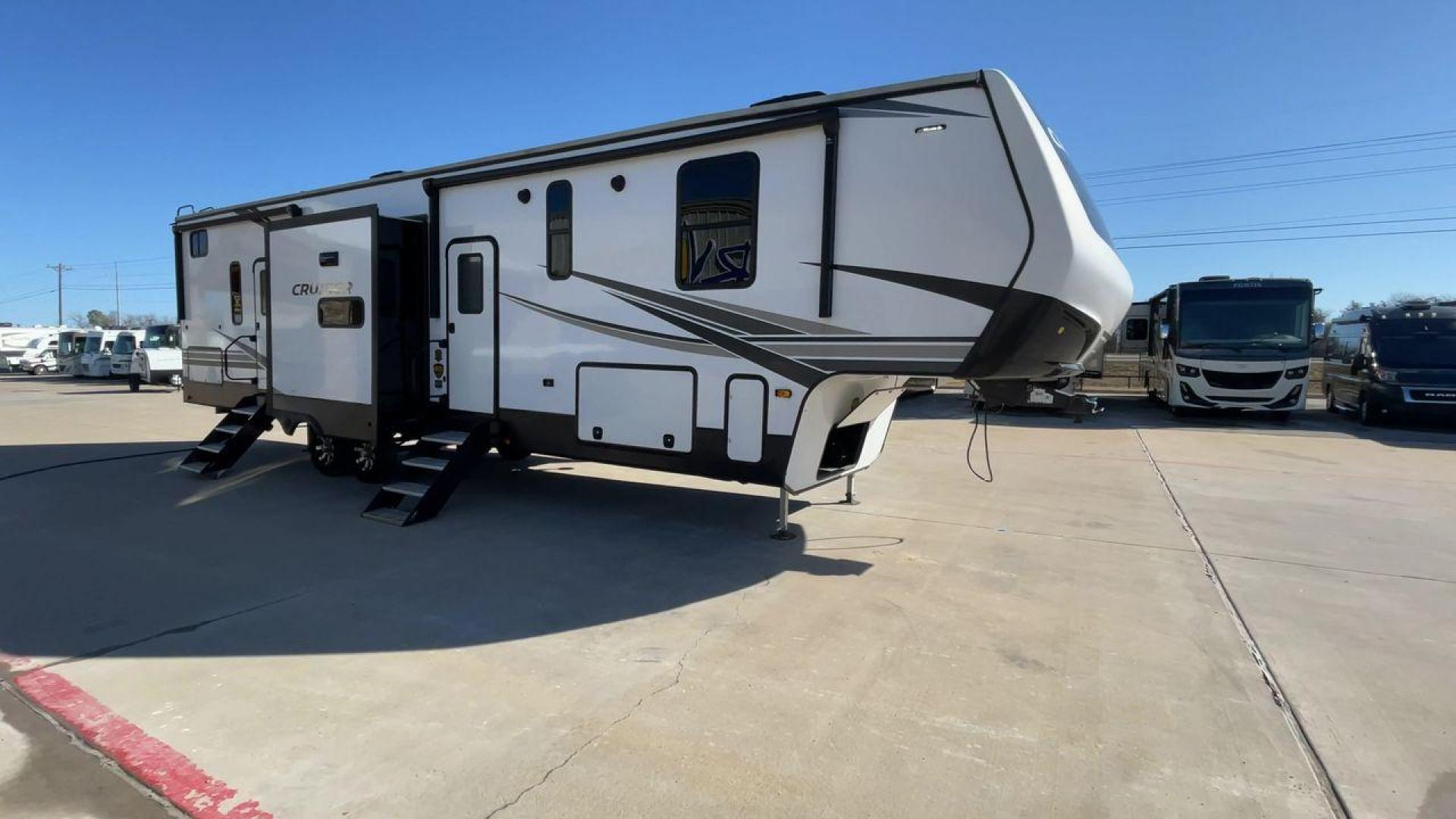 2022 CROSSROADS CRUISER 3851BL (4YDFCRU23N9) , Length: 42.42 ft | Dry Weight: 12,505 lbs | Slides: 3 transmission, located at 4319 N Main Street, Cleburne, TX, 76033, (817) 221-0660, 32.435829, -97.384178 - The 2022 CrossRoads Cruiser 3851BL is an impressive fifth-wheel RV that offers a sleek and modern exterior design with a focus on both durability and aesthetics. This unit measures 42.42 feet in length and has a dry weight of 12,505 lbs, making it a spacious and well-balanced option for extended tra - Photo#3