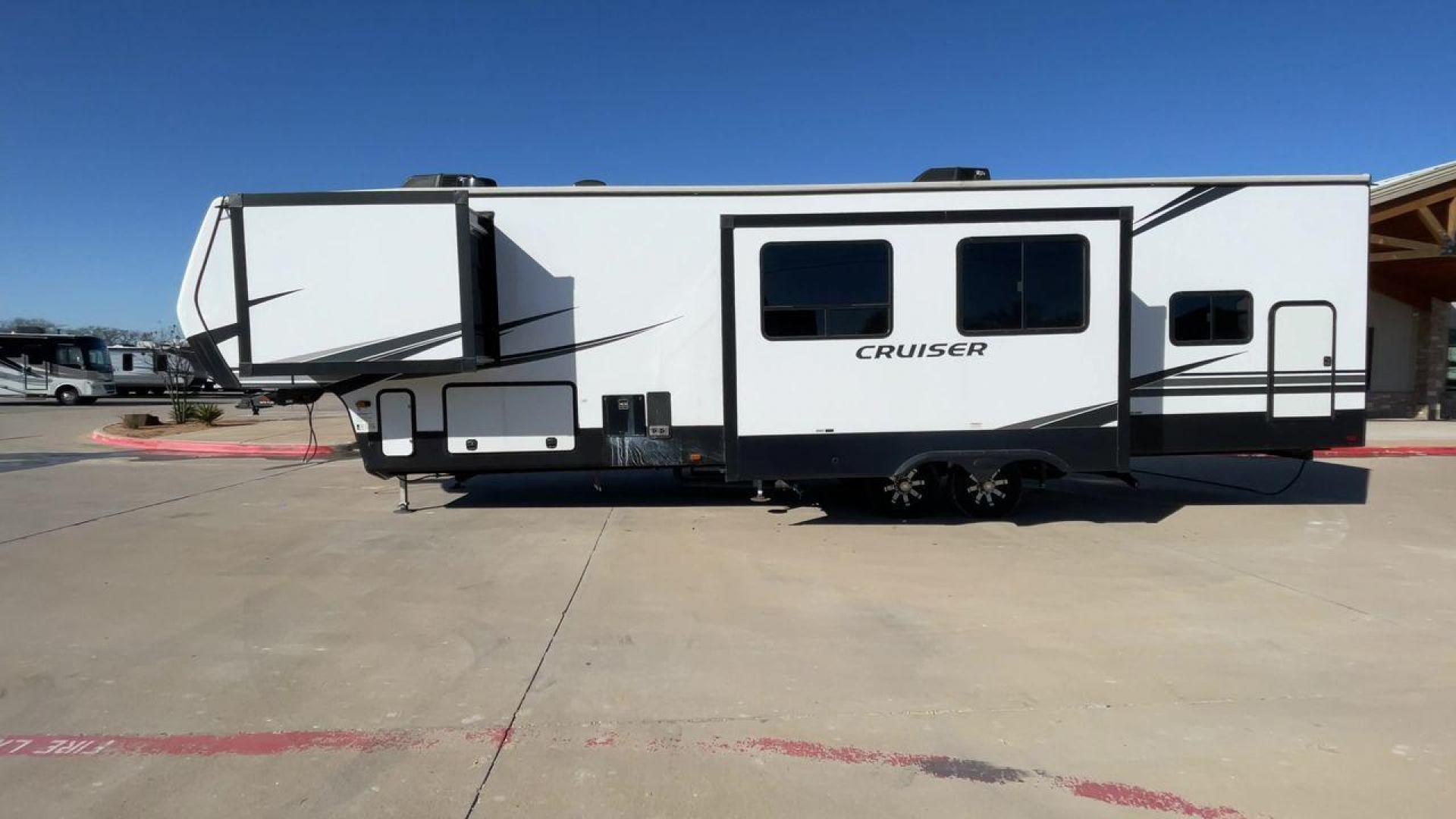 2022 CROSSROADS CRUISER 3851BL (4YDFCRU23N9) , Length: 42.42 ft | Dry Weight: 12,505 lbs | Slides: 3 transmission, located at 4319 N Main Street, Cleburne, TX, 76033, (817) 221-0660, 32.435829, -97.384178 - The 2022 CrossRoads Cruiser 3851BL is an impressive fifth-wheel RV that offers a sleek and modern exterior design with a focus on both durability and aesthetics. This unit measures 42.42 feet in length and has a dry weight of 12,505 lbs, making it a spacious and well-balanced option for extended tra - Photo#6