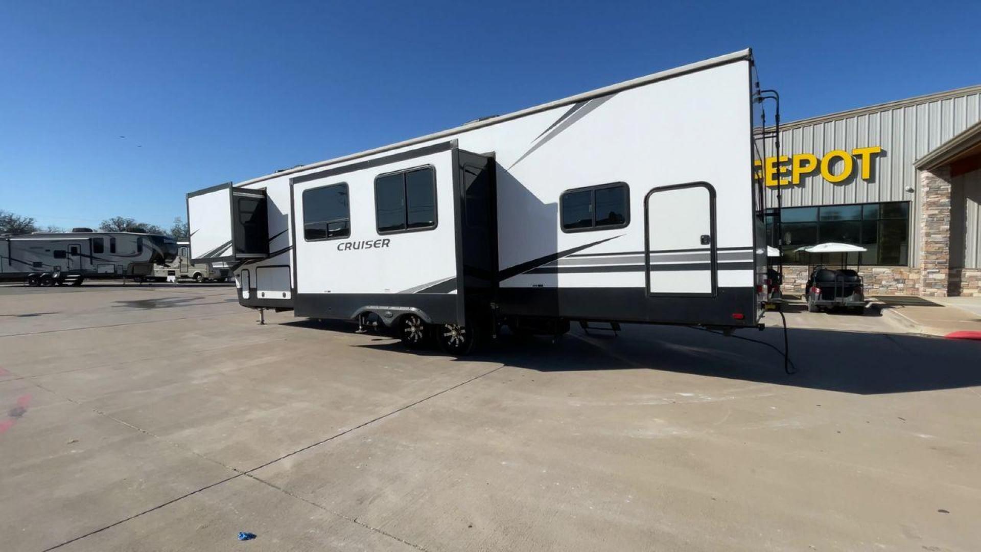 2022 CROSSROADS CRUISER 3851BL (4YDFCRU23N9) , Length: 42.42 ft | Dry Weight: 12,505 lbs | Slides: 3 transmission, located at 4319 N Main Street, Cleburne, TX, 76033, (817) 221-0660, 32.435829, -97.384178 - The 2022 CrossRoads Cruiser 3851BL is an impressive fifth-wheel RV that offers a sleek and modern exterior design with a focus on both durability and aesthetics. This unit measures 42.42 feet in length and has a dry weight of 12,505 lbs, making it a spacious and well-balanced option for extended tra - Photo#7