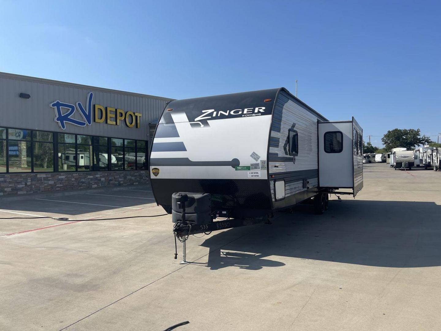 2022 CROSSROADS ZINGER 280RK (4YDTZRN28NS) , Length: 32.92 ft. | Dry Weight: 6,660 lbs. | Gross Weight: 9,610 lbs. | Slides: 1 transmission, located at 4319 N Main Street, Cleburne, TX, 76033, (817) 221-0660, 32.435829, -97.384178 - Photo#0