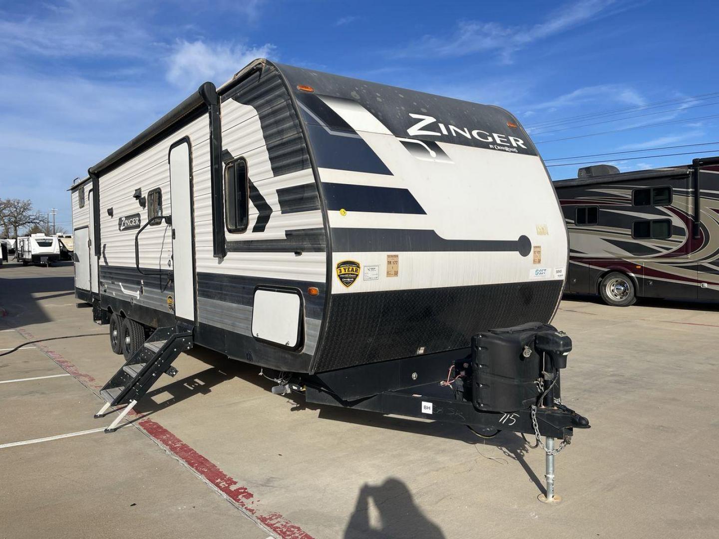 2022 CROSSROADS ZINGER 328SB (4YDTZRR21NS) , Length: 36.5 ft. | Dry Weight: 7,756 lbs. | Gross Weight: 9,740 lbs. | Slides: 2 transmission, located at 4319 N Main Street, Cleburne, TX, 76033, (817) 221-0660, 32.435829, -97.384178 - The 2022 CrossRoads Zinger 328SB is a versatile travel trailer designed to provide spacious comfort and modern amenities for family adventures. With its thoughtful layout, durable construction, and stylish finishes, this model is perfect for creating lasting memories on the road. Measuring 36.5 ft. - Photo#23