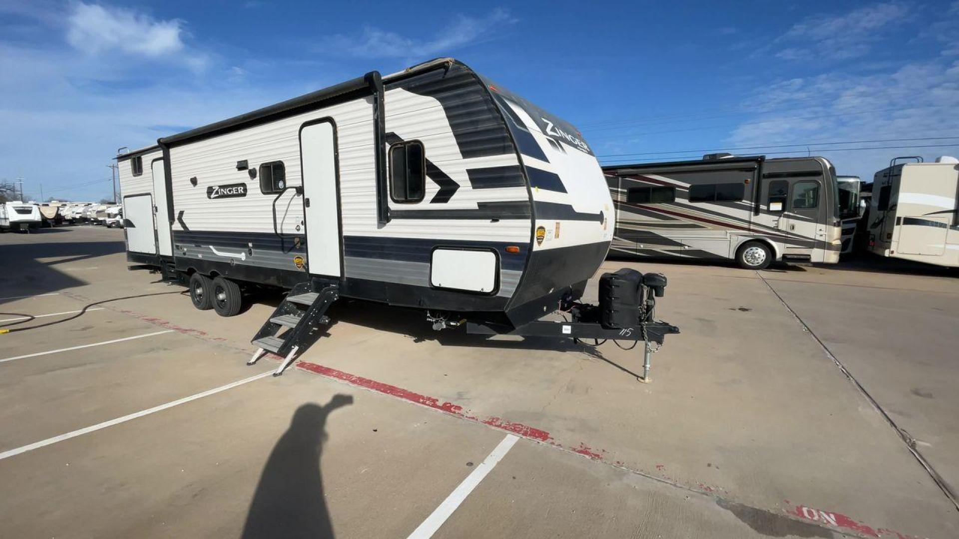 2022 CROSSROADS ZINGER 328SB (4YDTZRR21NS) , Length: 36.5 ft. | Dry Weight: 7,756 lbs. | Gross Weight: 9,740 lbs. | Slides: 2 transmission, located at 4319 N Main Street, Cleburne, TX, 76033, (817) 221-0660, 32.435829, -97.384178 - The 2022 CrossRoads Zinger 328SB is a versatile travel trailer designed to provide spacious comfort and modern amenities for family adventures. With its thoughtful layout, durable construction, and stylish finishes, this model is perfect for creating lasting memories on the road. Measuring 36.5 ft. - Photo#3