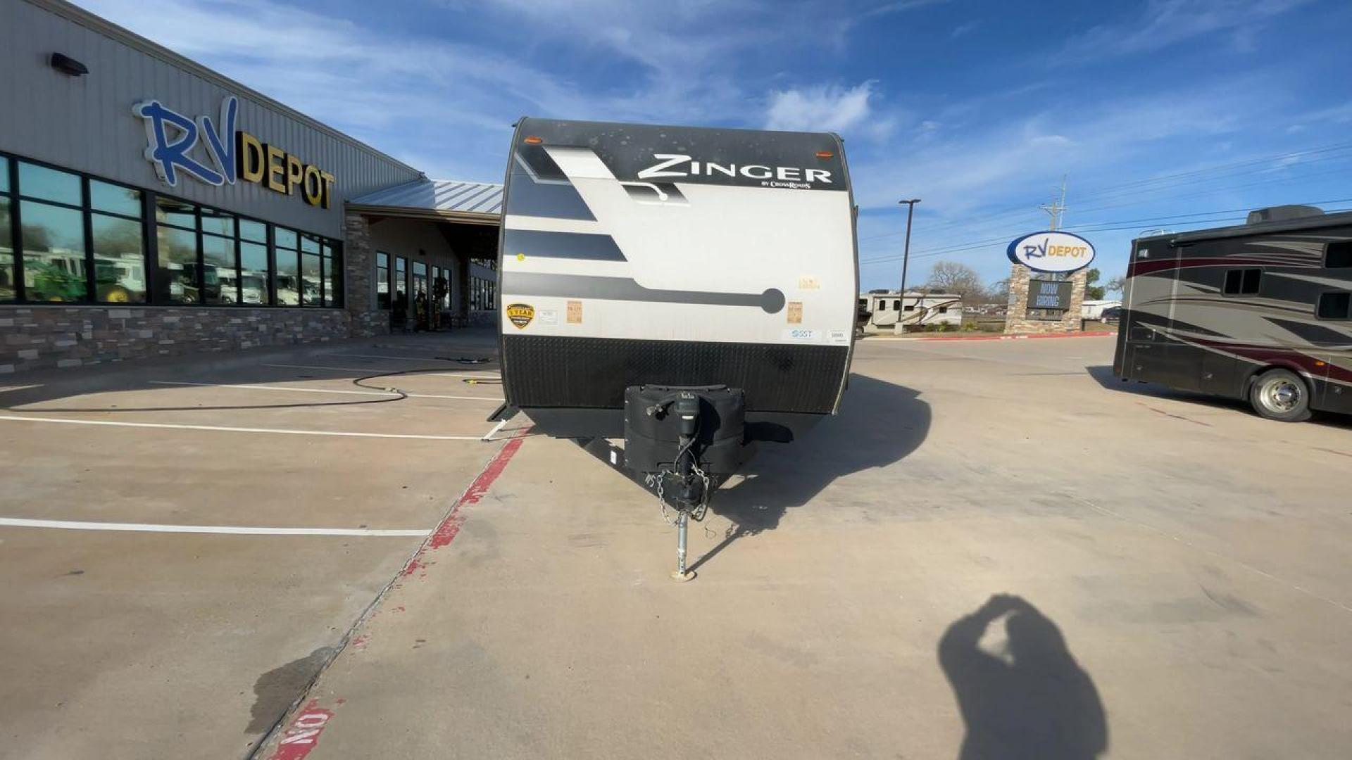 2022 CROSSROADS ZINGER 328SB (4YDTZRR21NS) , Length: 36.5 ft. | Dry Weight: 7,756 lbs. | Gross Weight: 9,740 lbs. | Slides: 2 transmission, located at 4319 N Main Street, Cleburne, TX, 76033, (817) 221-0660, 32.435829, -97.384178 - The 2022 CrossRoads Zinger 328SB is a versatile travel trailer designed to provide spacious comfort and modern amenities for family adventures. With its thoughtful layout, durable construction, and stylish finishes, this model is perfect for creating lasting memories on the road. Measuring 36.5 ft. - Photo#4