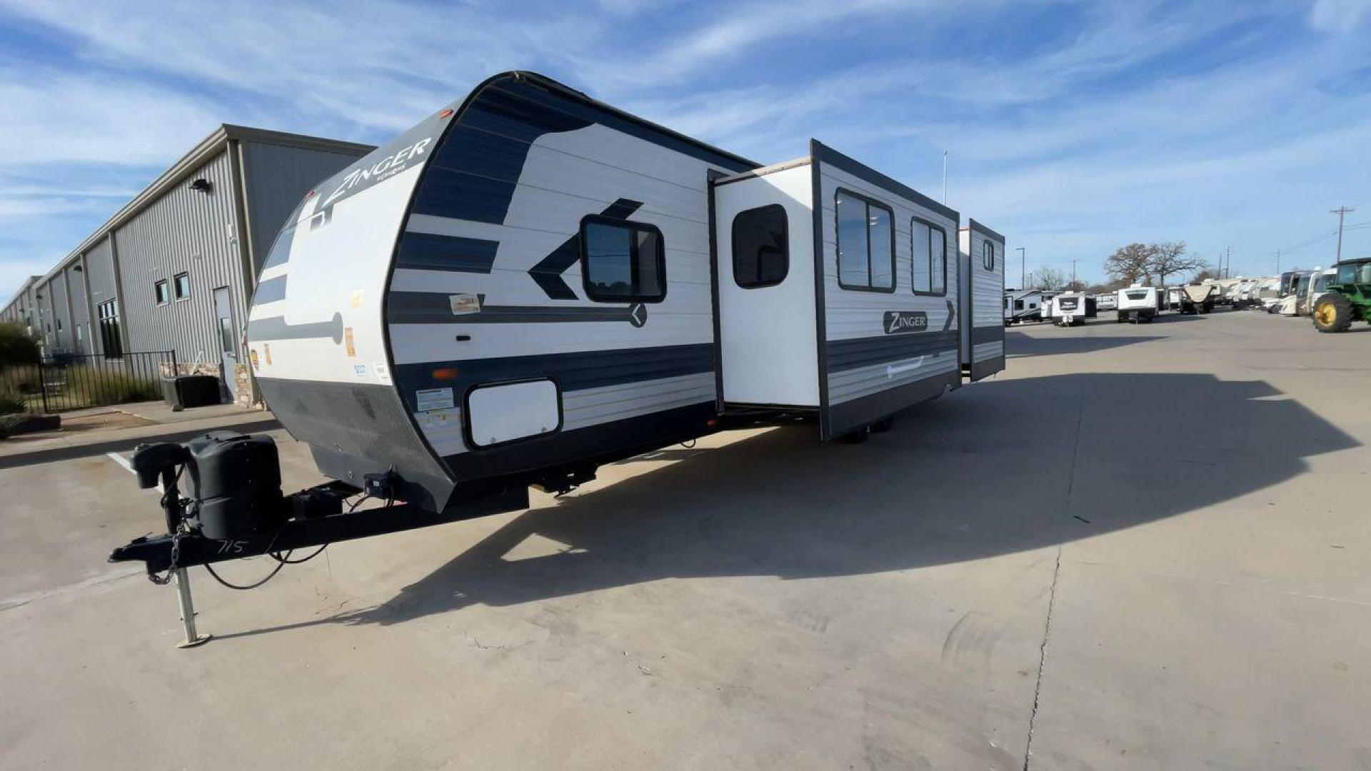 2022 CROSSROADS ZINGER 328SB (4YDTZRR21NS) , Length: 36.5 ft. | Dry Weight: 7,756 lbs. | Gross Weight: 9,740 lbs. | Slides: 2 transmission, located at 4319 N Main Street, Cleburne, TX, 76033, (817) 221-0660, 32.435829, -97.384178 - The 2022 CrossRoads Zinger 328SB is a versatile travel trailer designed to provide spacious comfort and modern amenities for family adventures. With its thoughtful layout, durable construction, and stylish finishes, this model is perfect for creating lasting memories on the road. Measuring 36.5 ft. - Photo#5