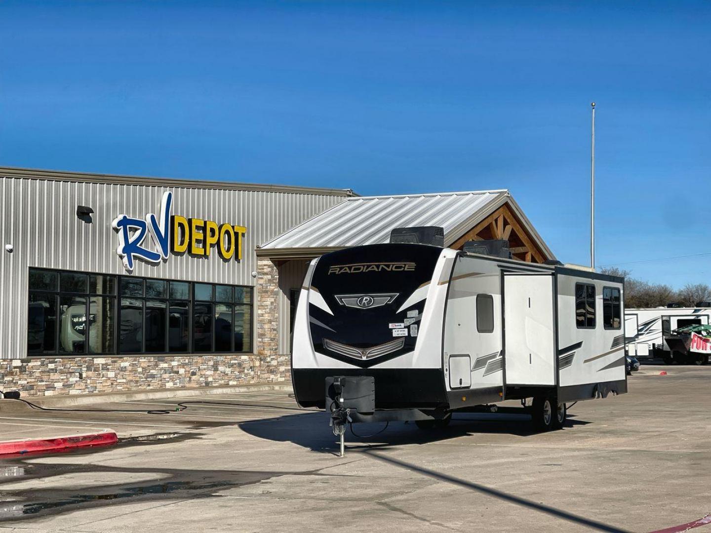 2022 CRUISER RADIANCE 28BH (5RXFB3326N1) , Length: 32.92 ft. | Dry Weight: 6,788 lbs. | Gross Weight: 9,670 lbs. | Slides: 1 transmission, located at 4319 N Main Street, Cleburne, TX, 76033, (817) 221-0660, 32.435829, -97.384178 - The 2022 Cruiser Radiance 28BH is a well-crafted travel trailer designed with families in mind, offering plenty of space and features to enhance your camping experience. With a length of 32.92 ft., width of 8.32 ft., and height of 11.25 ft., this model combines comfort with practicality. It boasts a - Photo#0