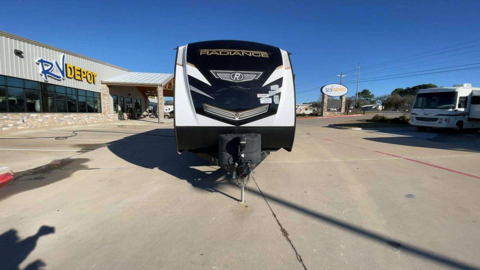 2022 CRUISER RADIANCE 28BH (5RXFB3326N1) , Length: 32.92 ft. | Dry Weight: 6,788 lbs. | Gross Weight: 9,670 lbs. | Slides: 1 transmission, located at 4319 N Main Street, Cleburne, TX, 76033, (817) 221-0660, 32.435829, -97.384178 - The 2022 Cruiser Radiance 28BH is a well-crafted travel trailer designed with families in mind, offering plenty of space and features to enhance your camping experience. With a length of 32.92 ft., width of 8.32 ft., and height of 11.25 ft., this model combines comfort with practicality. It boasts a - Photo#4