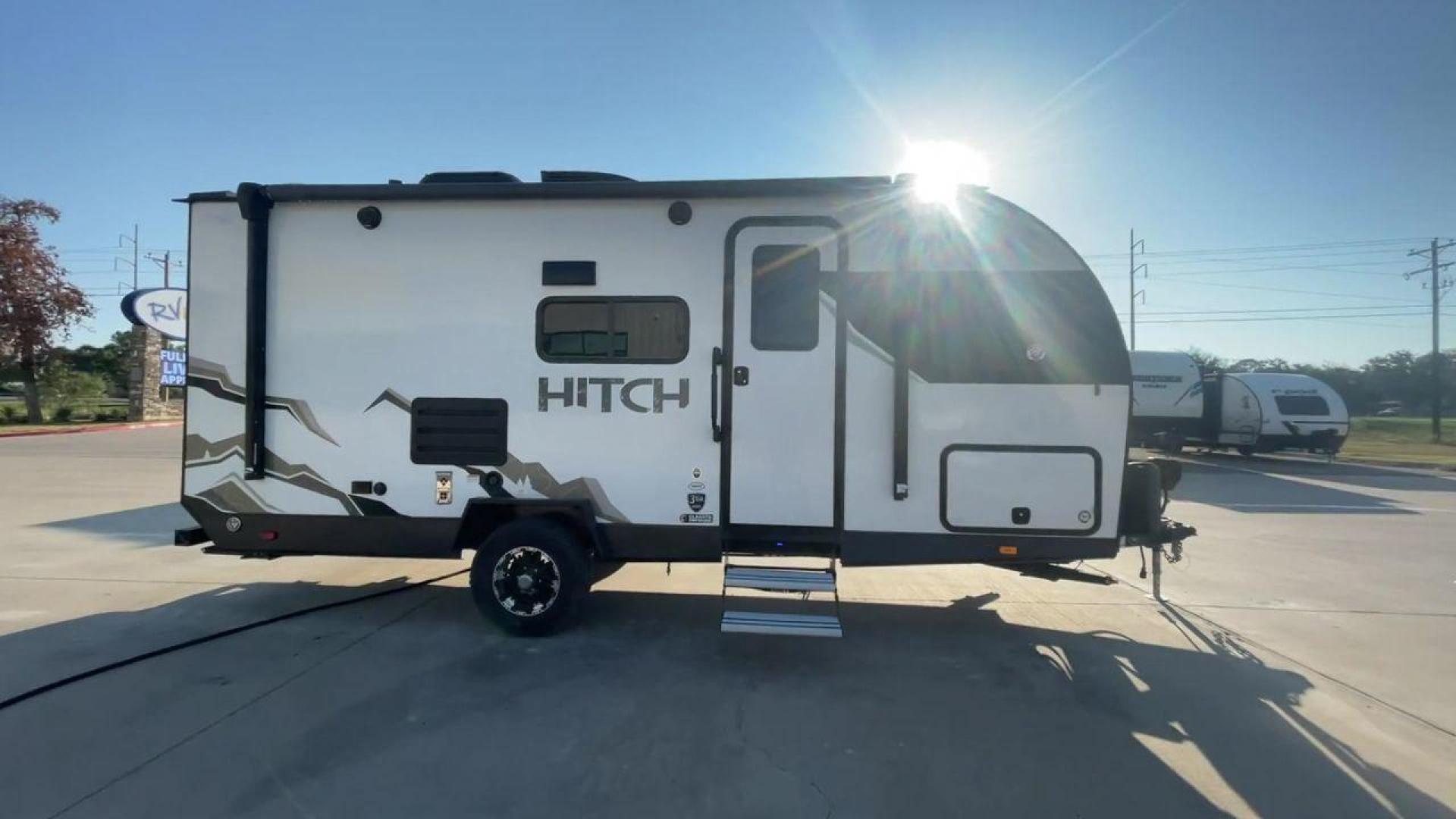 2022 CRUISER RV HITCH 18BHS (5RXRB2319N1) , Length: 22 ft | Dry Weight: 4,030 lbs | Gross Weight: 5,000 lbs | Slides: 1 transmission, located at 4319 N Main Street, Cleburne, TX, 76033, (817) 221-0660, 32.435829, -97.384178 - The 2022 Cruiser RV Corp Hitch 18BHS is a compact yet feature-packed travel trailer perfect for those who value comfort and convenience during their travels. Featuring a sleek and modern exterior design, this lightweight trailer measures approximately 22 feet in length, making it easy to tow and man - Photo#2