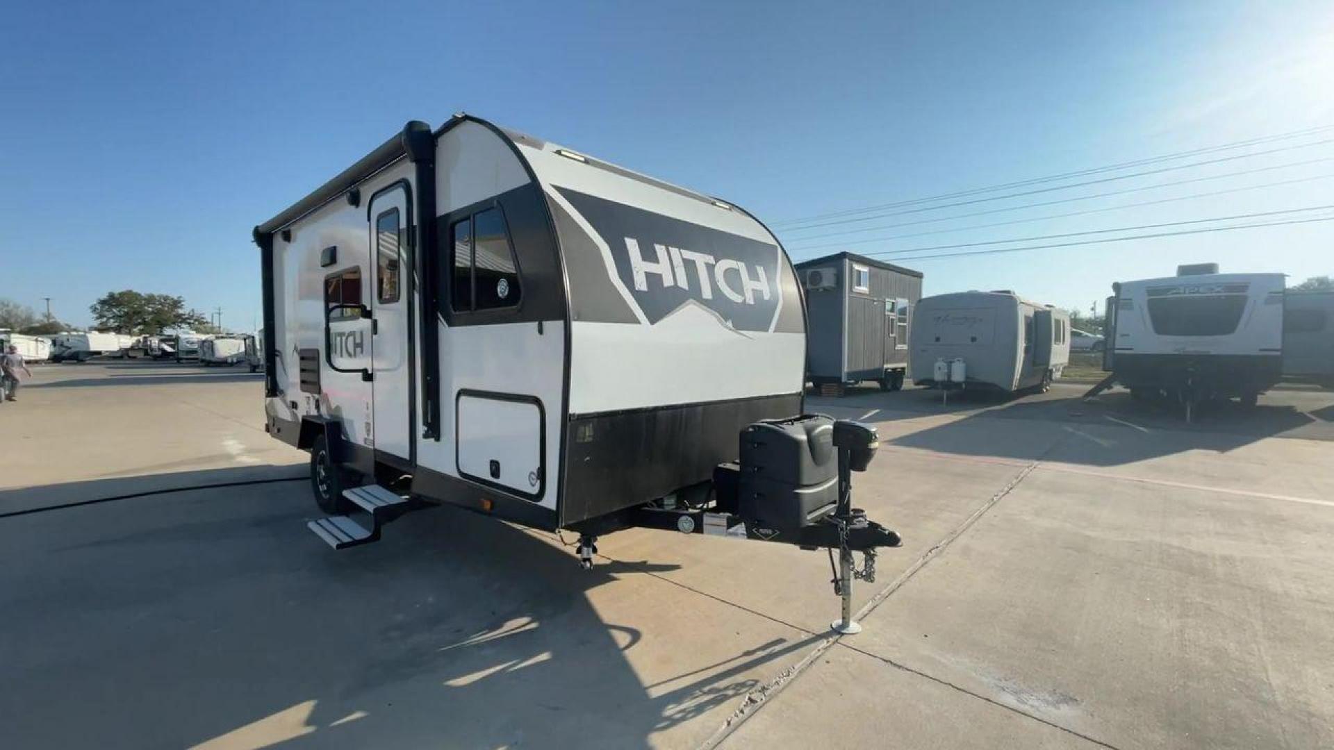 2022 CRUISER RV HITCH 18BHS (5RXRB2319N1) , Length: 22 ft | Dry Weight: 4,030 lbs | Gross Weight: 5,000 lbs | Slides: 1 transmission, located at 4319 N Main Street, Cleburne, TX, 76033, (817) 221-0660, 32.435829, -97.384178 - The 2022 Cruiser RV Corp Hitch 18BHS is a compact yet feature-packed travel trailer perfect for those who value comfort and convenience during their travels. Featuring a sleek and modern exterior design, this lightweight trailer measures approximately 22 feet in length, making it easy to tow and man - Photo#3