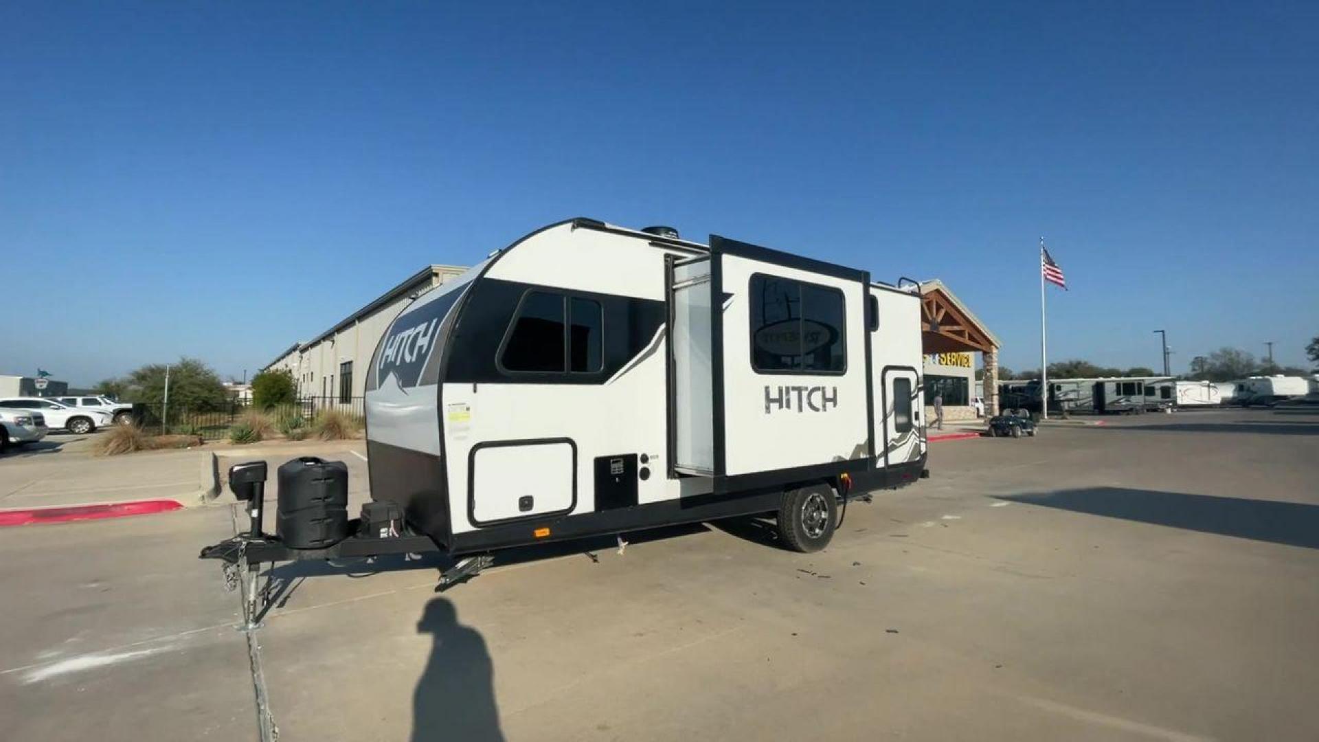 2022 CRUISER RV HITCH 18BHS (5RXRB2319N1) , Length: 22 ft | Dry Weight: 4,030 lbs | Gross Weight: 5,000 lbs | Slides: 1 transmission, located at 4319 N Main Street, Cleburne, TX, 76033, (817) 221-0660, 32.435829, -97.384178 - The 2022 Cruiser RV Corp Hitch 18BHS is a compact yet feature-packed travel trailer perfect for those who value comfort and convenience during their travels. Featuring a sleek and modern exterior design, this lightweight trailer measures approximately 22 feet in length, making it easy to tow and man - Photo#5