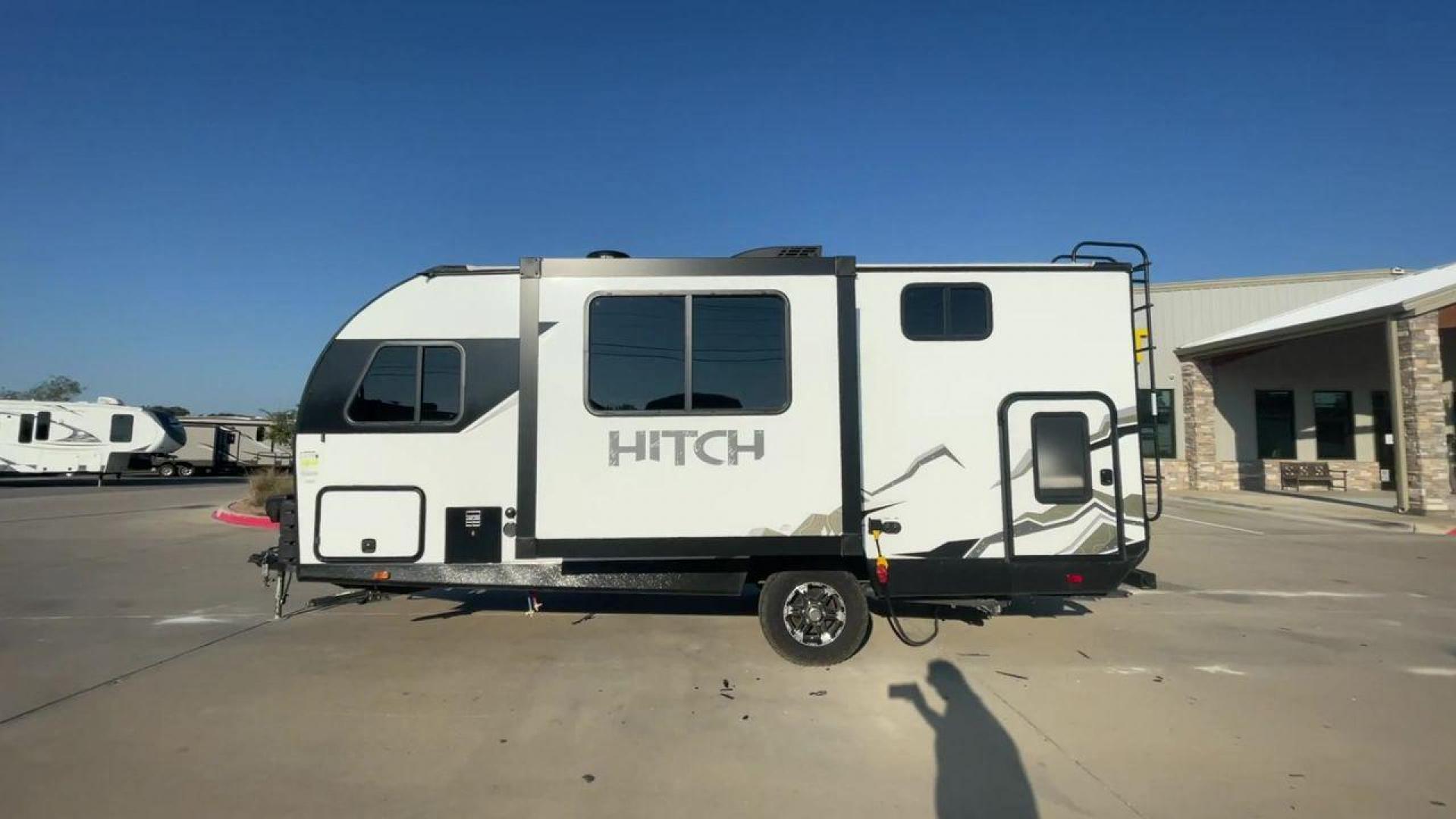 2022 CRUISER RV HITCH 18BHS (5RXRB2319N1) , Length: 22 ft | Dry Weight: 4,030 lbs | Gross Weight: 5,000 lbs | Slides: 1 transmission, located at 4319 N Main Street, Cleburne, TX, 76033, (817) 221-0660, 32.435829, -97.384178 - The 2022 Cruiser RV Corp Hitch 18BHS is a compact yet feature-packed travel trailer perfect for those who value comfort and convenience during their travels. Featuring a sleek and modern exterior design, this lightweight trailer measures approximately 22 feet in length, making it easy to tow and man - Photo#6