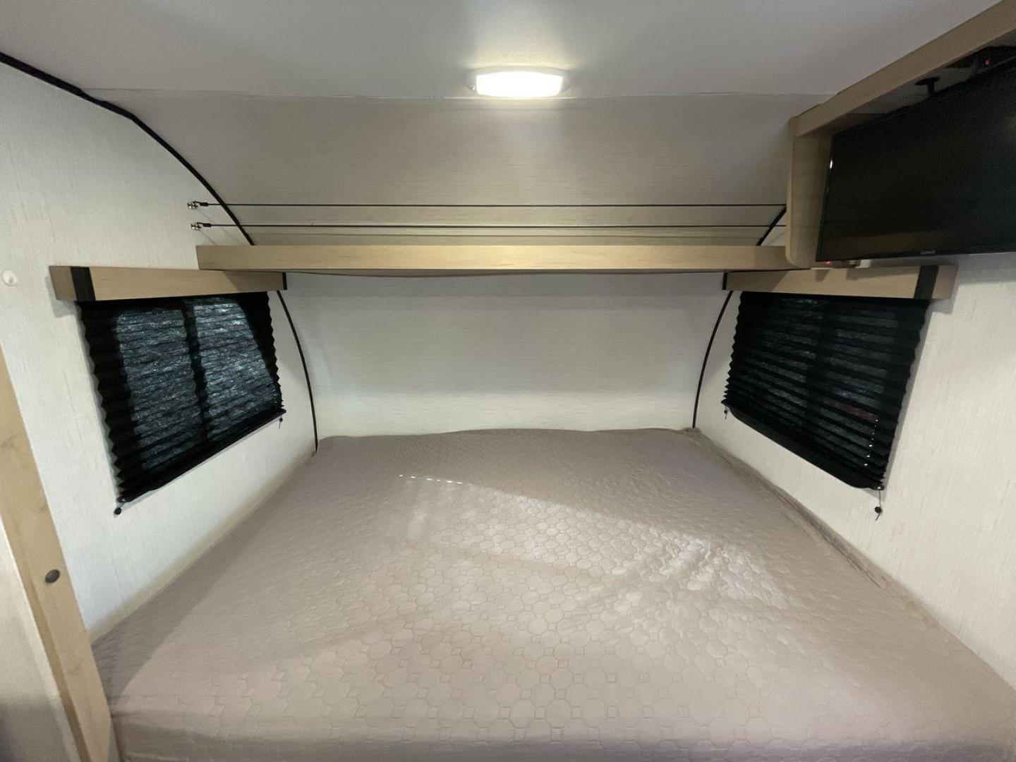 2022 CRUISER RV HITCH 18BHS (5RXRB2319N1) , Length: 22 ft | Dry Weight: 4,030 lbs | Gross Weight: 5,000 lbs | Slides: 1 transmission, located at 4319 N Main Street, Cleburne, TX, 76033, (817) 221-0660, 32.435829, -97.384178 - The 2022 Cruiser RV Corp Hitch 18BHS is a compact yet feature-packed travel trailer perfect for those who value comfort and convenience during their travels. Featuring a sleek and modern exterior design, this lightweight trailer measures approximately 22 feet in length, making it easy to tow and man - Photo#18