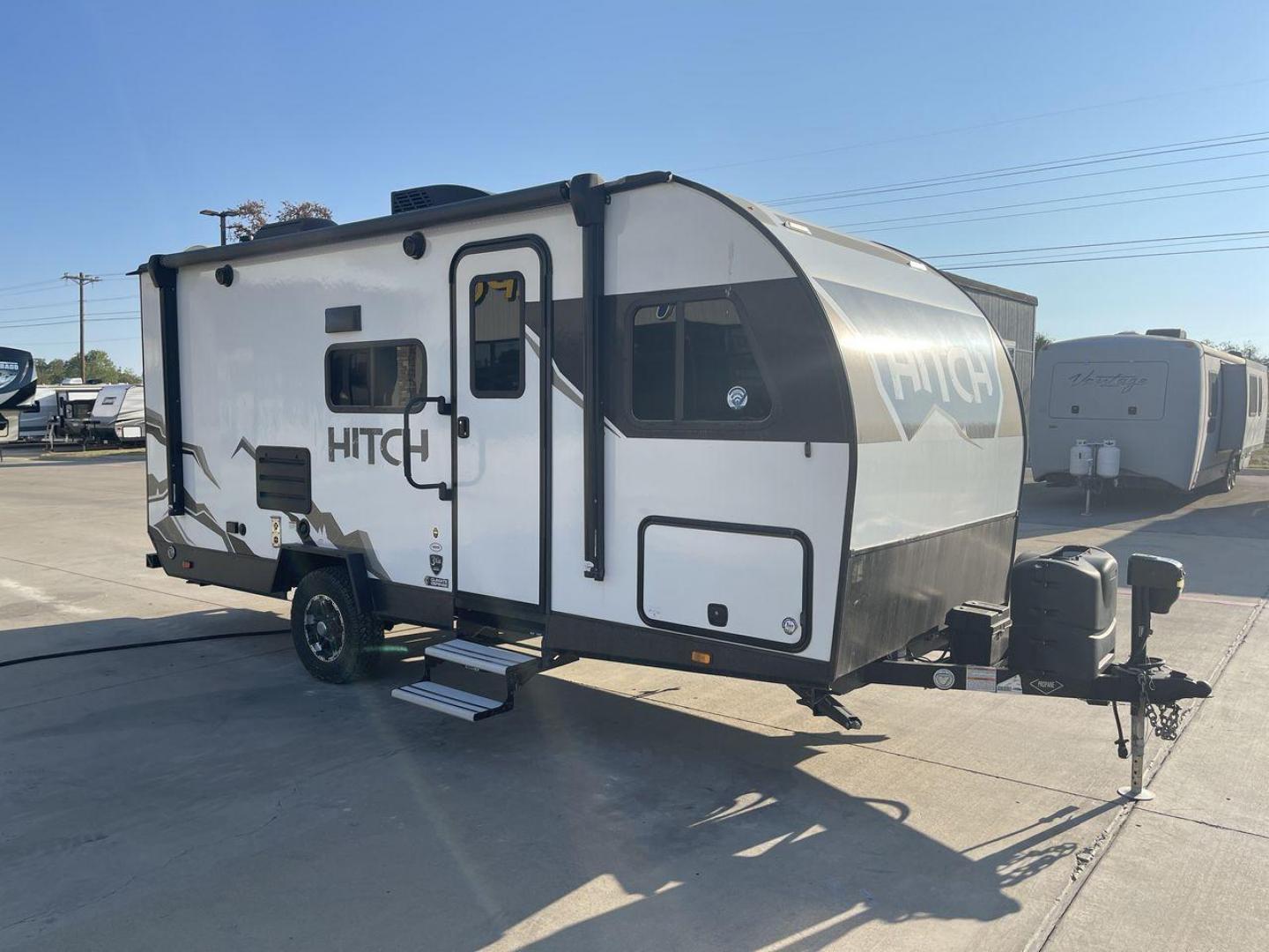 2022 CRUISER RV HITCH 18BHS (5RXRB2319N1) , Length: 22 ft | Dry Weight: 4,030 lbs | Gross Weight: 5,000 lbs | Slides: 1 transmission, located at 4319 N Main Street, Cleburne, TX, 76033, (817) 221-0660, 32.435829, -97.384178 - The 2022 Cruiser RV Corp Hitch 18BHS is a compact yet feature-packed travel trailer perfect for those who value comfort and convenience during their travels. Featuring a sleek and modern exterior design, this lightweight trailer measures approximately 22 feet in length, making it easy to tow and man - Photo#22