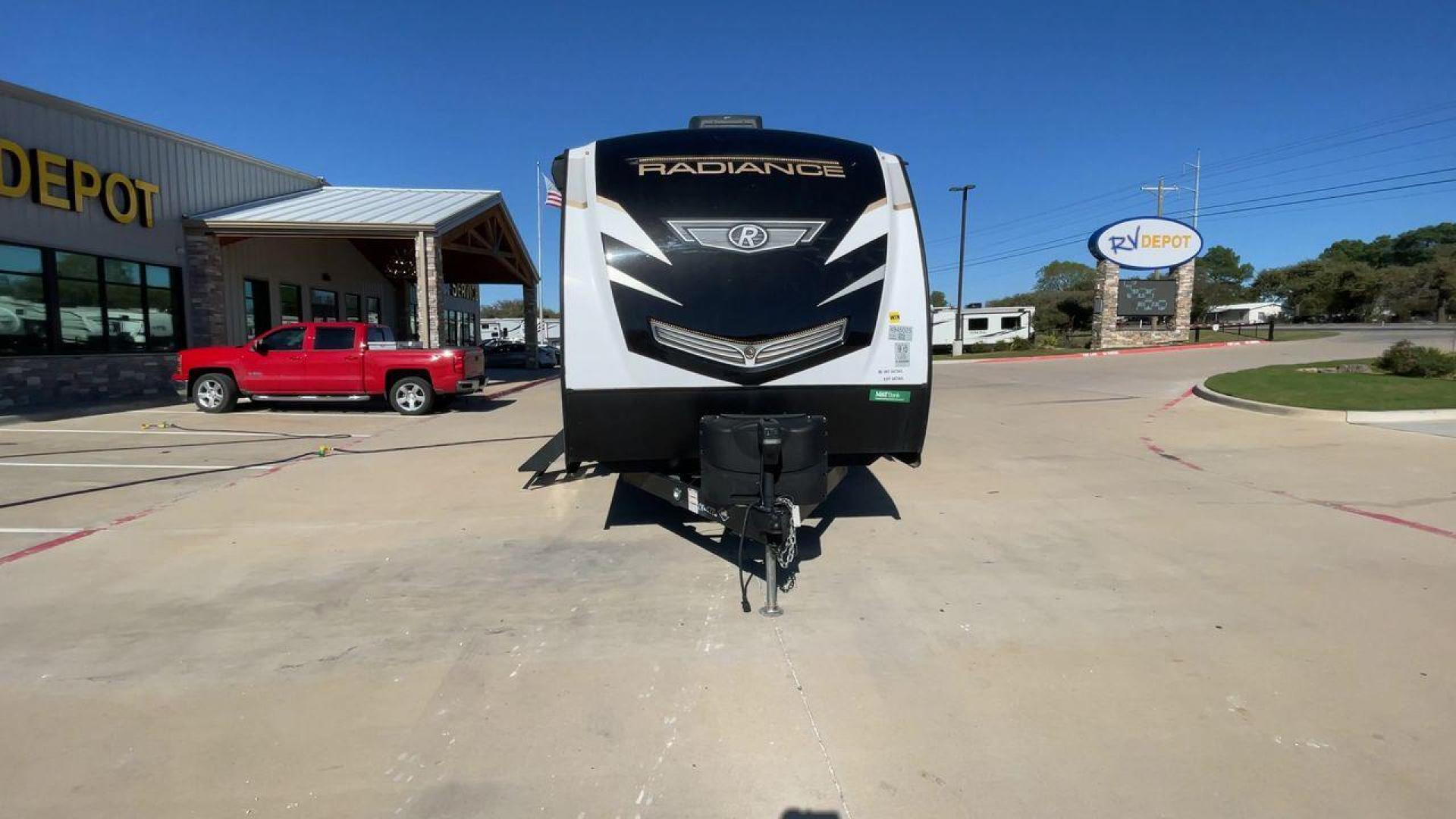 2022 CRUISER RV RADIANCE 28QD (5RXFB3323N1) , Length: 33.33 ft. | Dry Weight: 6,404 lbs. | Gross Weight: 9,600 lbs. | Slides: 1 transmission, located at 4319 N Main Street, Cleburne, TX, 76033, (817) 221-0660, 32.435829, -97.384178 - Photo#4