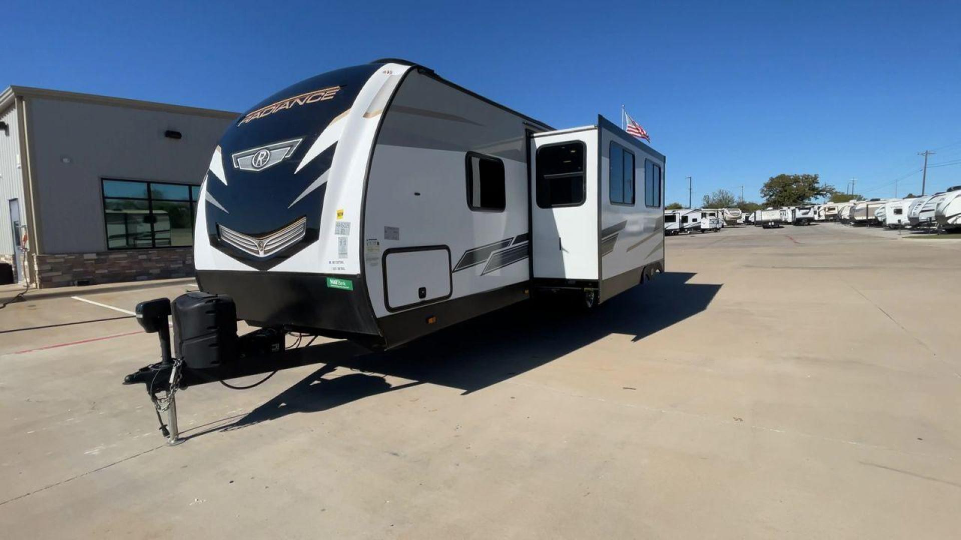 2022 CRUISER RV RADIANCE 28QD (5RXFB3323N1) , Length: 33.33 ft. | Dry Weight: 6,404 lbs. | Gross Weight: 9,600 lbs. | Slides: 1 transmission, located at 4319 N Main Street, Cleburne, TX, 76033, (817) 221-0660, 32.435829, -97.384178 - Photo#5