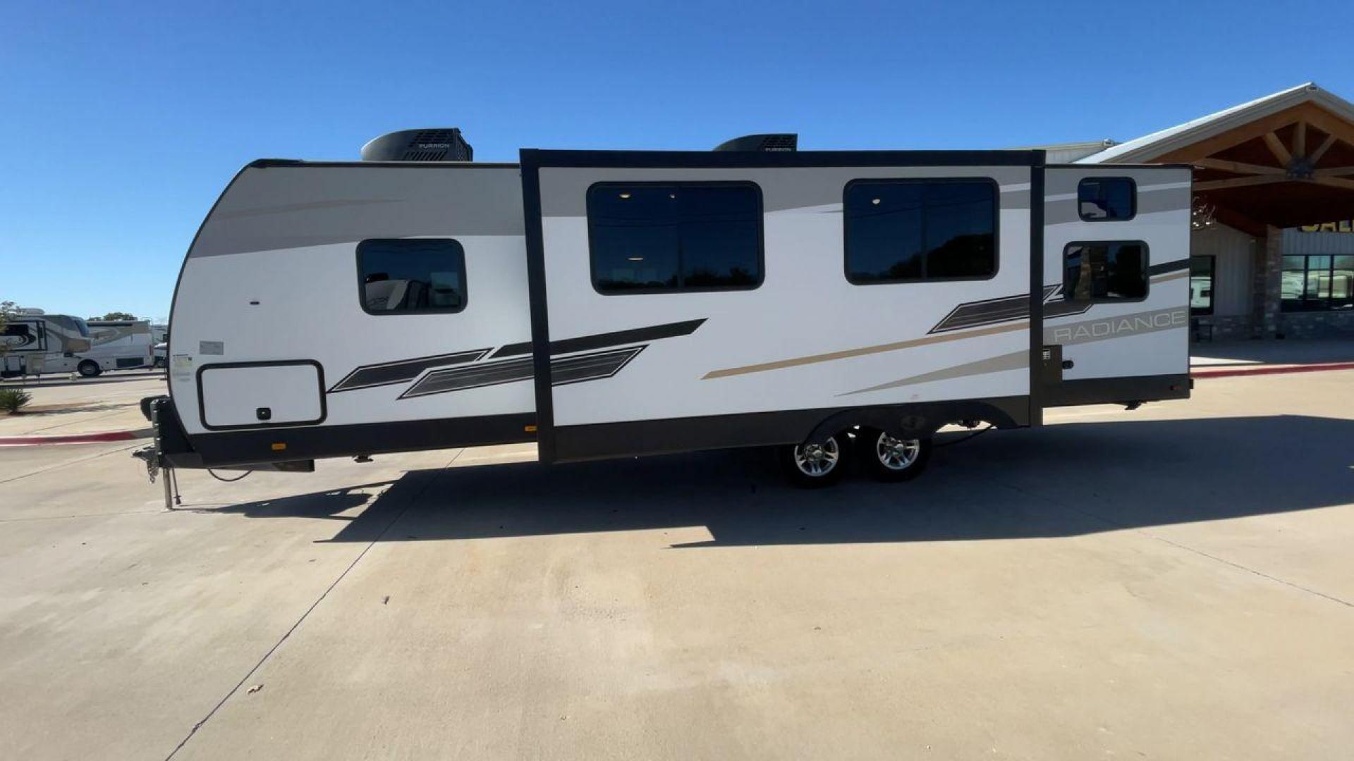 2022 CRUISER RV RADIANCE 28QD (5RXFB3323N1) , Length: 33.33 ft. | Dry Weight: 6,404 lbs. | Gross Weight: 9,600 lbs. | Slides: 1 transmission, located at 4319 N Main Street, Cleburne, TX, 76033, (817) 221-0660, 32.435829, -97.384178 - Photo#6