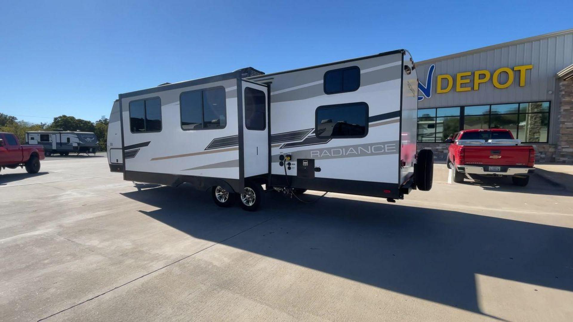 2022 CRUISER RV RADIANCE 28QD (5RXFB3323N1) , Length: 33.33 ft. | Dry Weight: 6,404 lbs. | Gross Weight: 9,600 lbs. | Slides: 1 transmission, located at 4319 N Main Street, Cleburne, TX, 76033, (817) 221-0660, 32.435829, -97.384178 - Photo#7