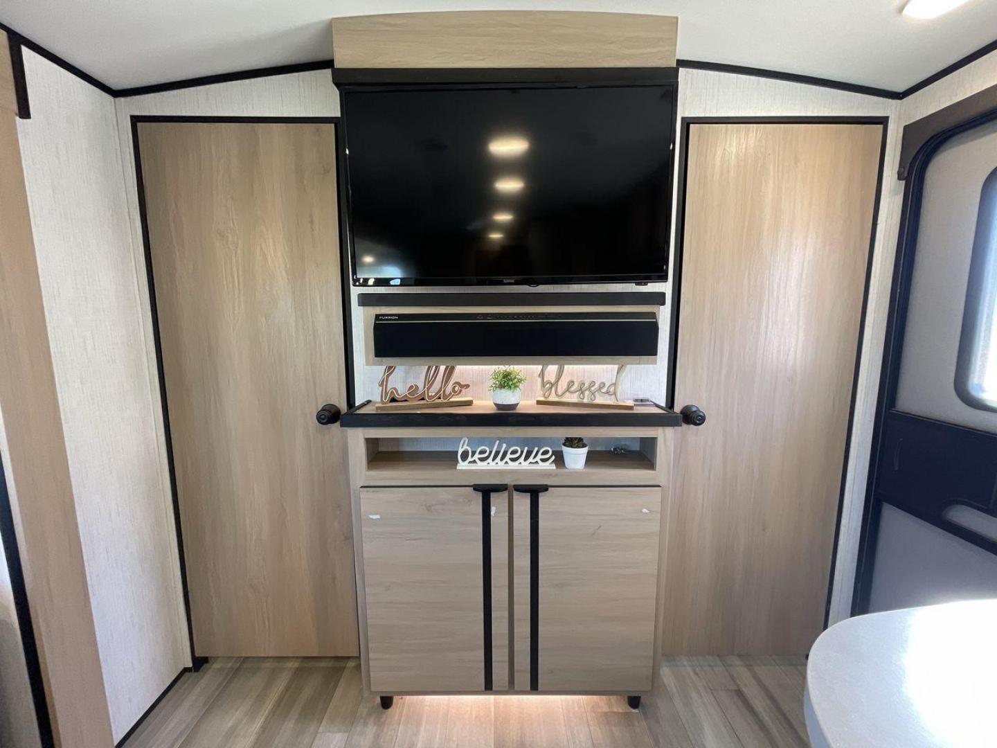 2022 CRUISER RV RADIANCE 28QD (5RXFB3323N1) , Length: 33.33 ft. | Dry Weight: 6,404 lbs. | Gross Weight: 9,600 lbs. | Slides: 1 transmission, located at 4319 N Main Street, Cleburne, TX, 76033, (817) 221-0660, 32.435829, -97.384178 - Photo#20