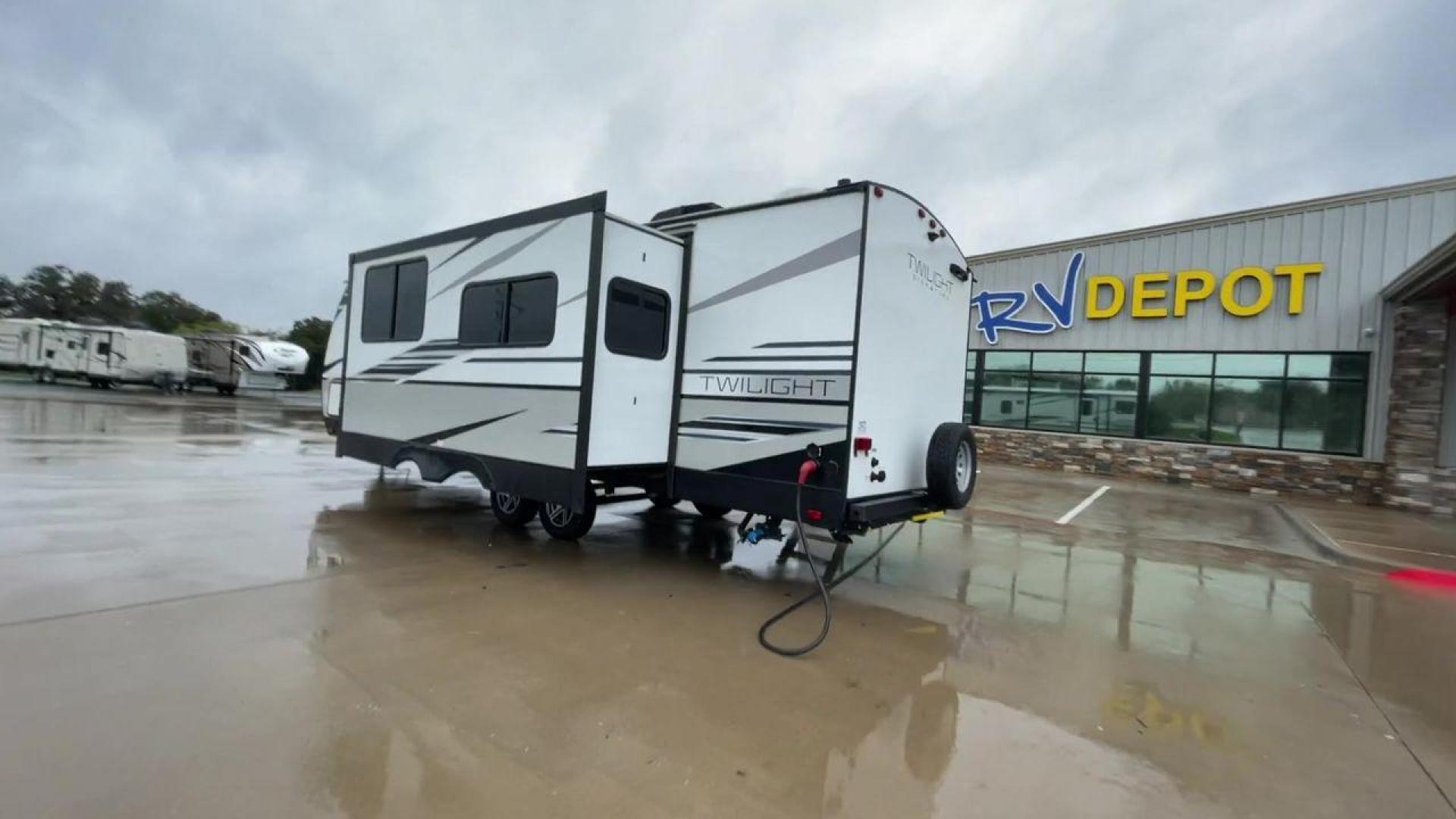 2022 CRUISER RV TWILIGHT TWS2620 (5RXPB3129N1) , Length: 30.83 ft. | Dry Weight: 6,220 lbs. | Gross Weight: 7,772 lbs. | Slides: 1 transmission, located at 4319 N Main Street, Cleburne, TX, 76033, (817) 221-0660, 32.435829, -97.384178 - Looking for a reliable and spacious travel trailer to explore the beautiful landscapes around Cleburne, TX? Look no further than this stunning 2022 CRUISER RV TWILIGHT TWS2620 available at RV Depot in Cleburne, TX. With its exceptional features and unbeatable price of $32,987, this travel trailer is - Photo#7