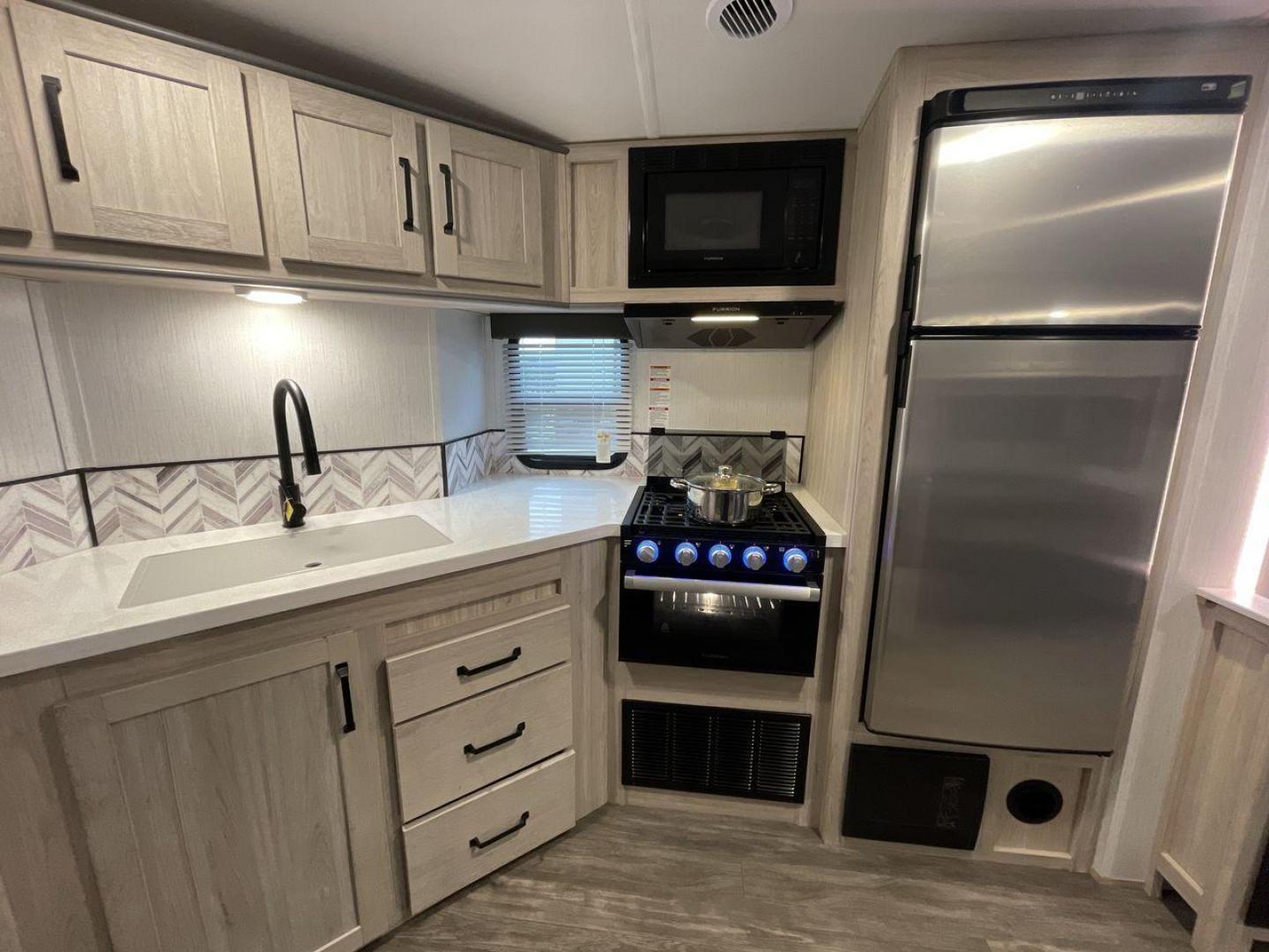 2022 CRUISER RV TWILIGHT TWS2620 (5RXPB3129N1) , Length: 30.83 ft. | Dry Weight: 6,220 lbs. | Gross Weight: 7,772 lbs. | Slides: 1 transmission, located at 4319 N Main Street, Cleburne, TX, 76033, (817) 221-0660, 32.435829, -97.384178 - Looking for a reliable and spacious travel trailer to explore the beautiful landscapes around Cleburne, TX? Look no further than this stunning 2022 CRUISER RV TWILIGHT TWS2620 available at RV Depot in Cleburne, TX. With its exceptional features and unbeatable price of $32,987, this travel trailer is - Photo#10