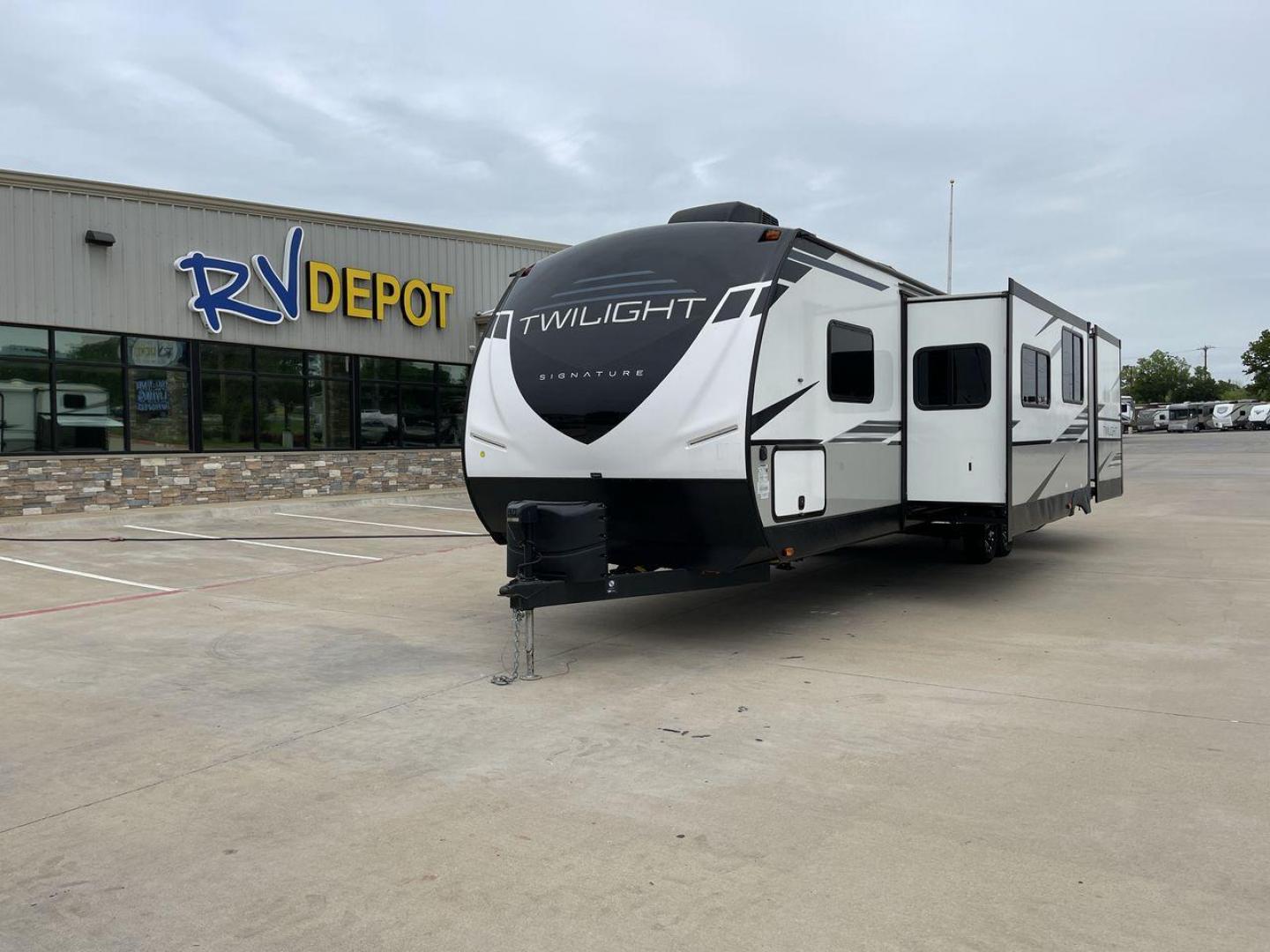 2022 CRUISER RV TWILIGHT TWS 300 (5RXPB3621N1) , located at 4319 N Main Street, Cleburne, TX, 76033, (817) 221-0660, 32.435829, -97.384178 - Photo#0