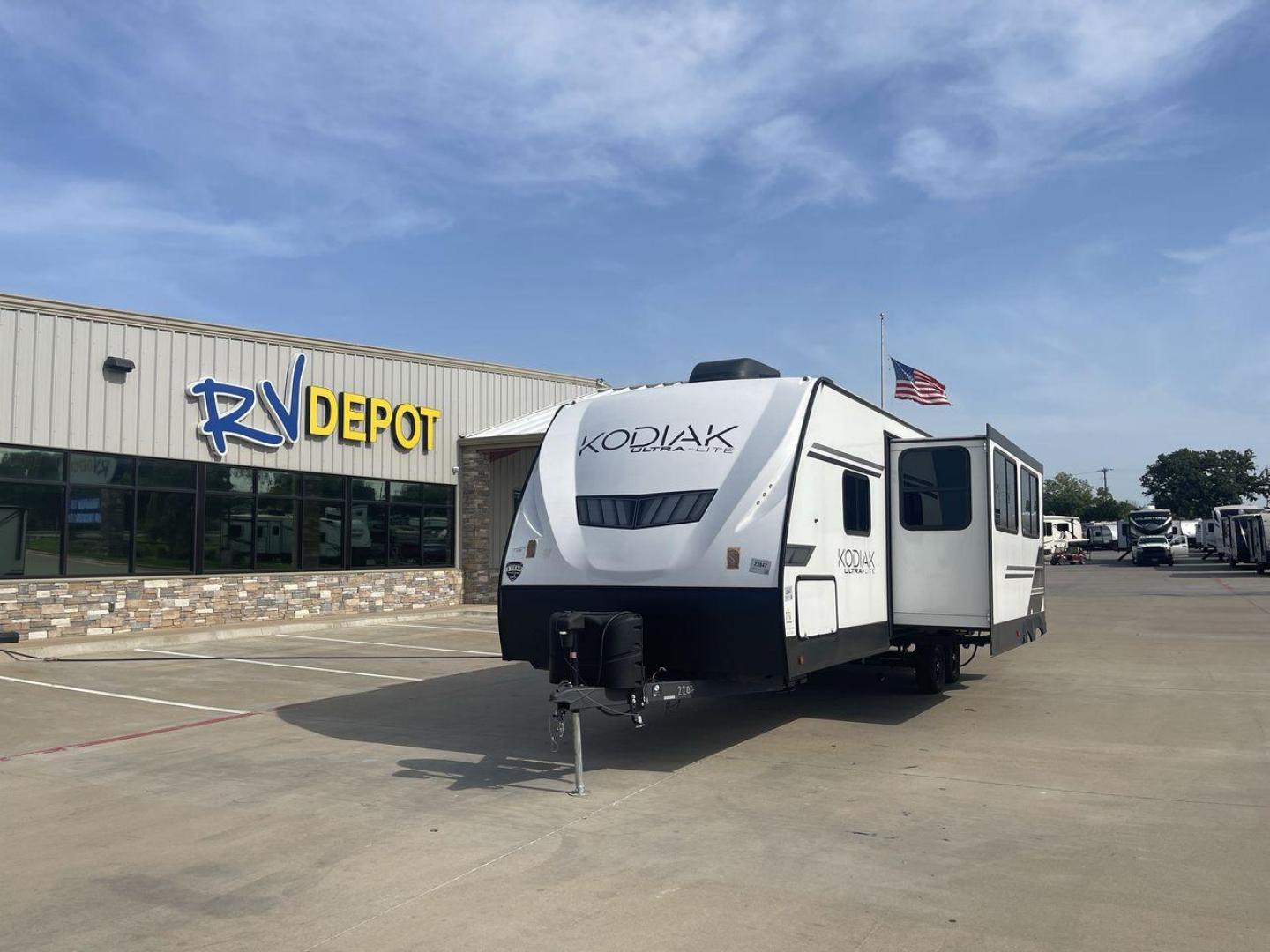 2022 DUTCHMEN ASPEN TRAIL 289BHSL (4YDTKDN24NJ) , Length: 32.92 ft. | Dry Weight: 5,807 lbs. | Slides: 1 transmission, located at 4319 N Main Street, Cleburne, TX, 76033, (817) 221-0660, 32.435829, -97.384178 - Photo#0