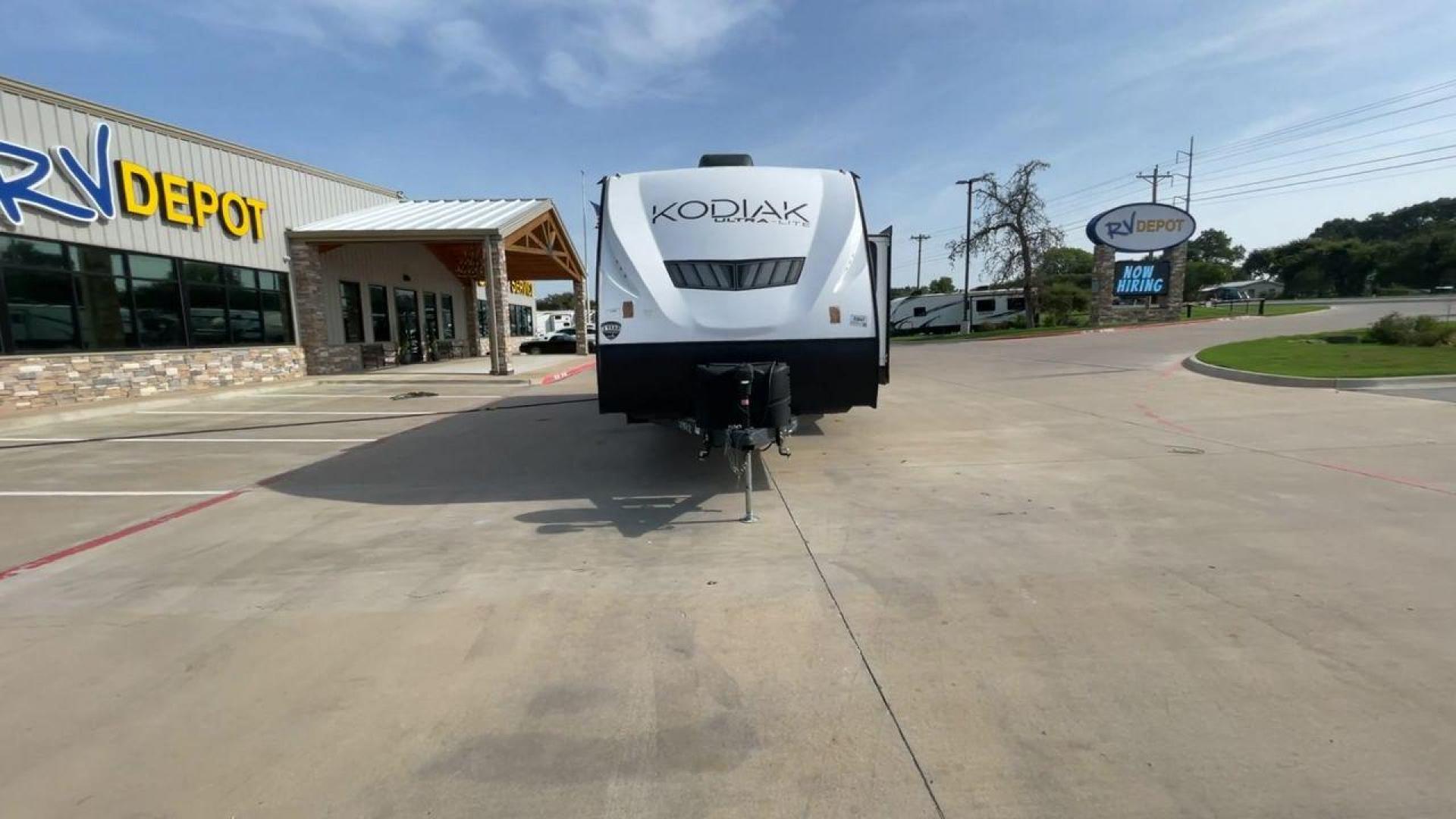 2022 DUTCHMEN ASPEN TRAIL 289BHSL (4YDTKDN24NJ) , Length: 32.92 ft. | Dry Weight: 5,807 lbs. | Slides: 1 transmission, located at 4319 N Main Street, Cleburne, TX, 76033, (817) 221-0660, 32.435829, -97.384178 - Photo#4