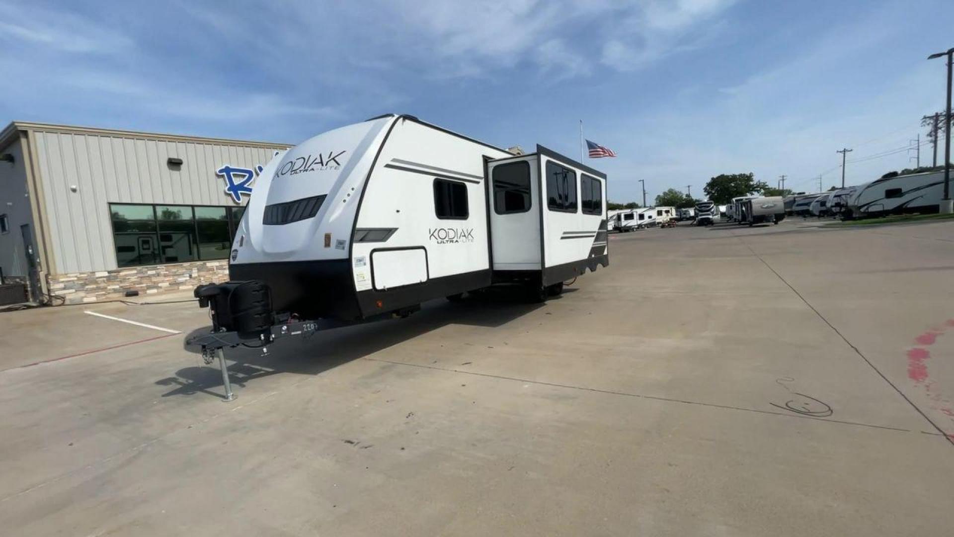 2022 DUTCHMEN ASPEN TRAIL 289BHSL (4YDTKDN24NJ) , Length: 32.92 ft. | Dry Weight: 5,807 lbs. | Slides: 1 transmission, located at 4319 N Main Street, Cleburne, TX, 76033, (817) 221-0660, 32.435829, -97.384178 - Photo#5