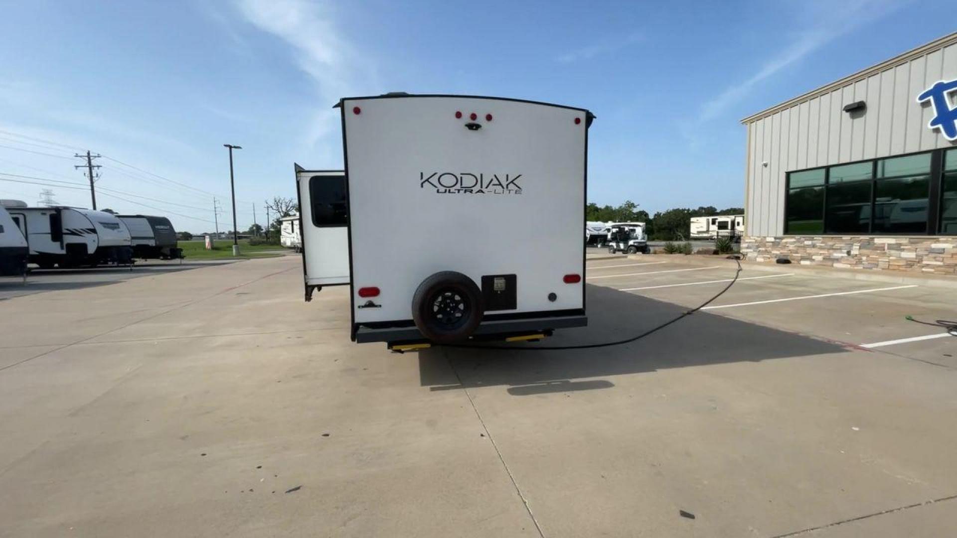 2022 DUTCHMEN ASPEN TRAIL 289BHSL (4YDTKDN24NJ) , Length: 32.92 ft. | Dry Weight: 5,807 lbs. | Slides: 1 transmission, located at 4319 N Main Street, Cleburne, TX, 76033, (817) 221-0660, 32.435829, -97.384178 - Photo#8