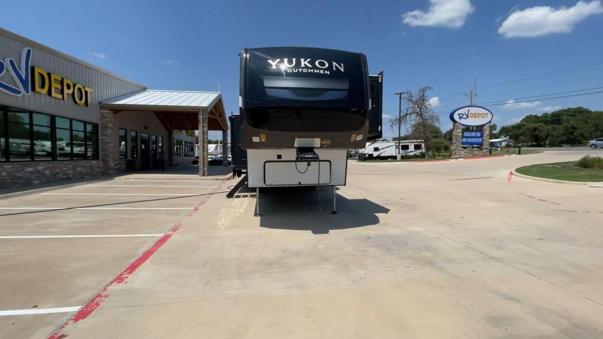 2022 DUTCHMEN YUKON 320RL (4YDFYKR24NZ) , Length: 36.5 ft. | Dry Weight: 12,360 lbs. | Slides: 3 transmission, located at 4319 N Main Street, Cleburne, TX, 76033, (817) 221-0660, 32.435829, -97.384178 - The 2022 Dutchmen Yukon 320RL is a stunning blend of elegance and practical design. If indeed caters to people seeking a refined house on wheels. Its 36.5-foot length and three slides provide enough living space while combining comfort and flair. The exterior, with its clean design and sophisticated - Photo#4