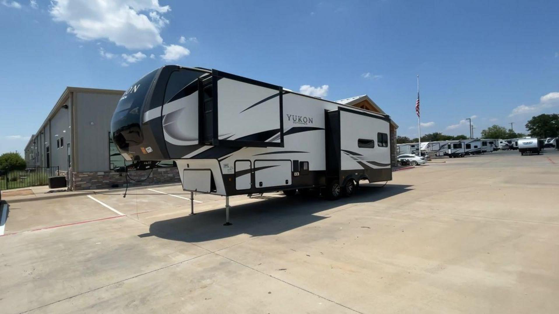 2022 DUTCHMEN YUKON 320RL (4YDFYKR24NZ) , Length: 36.5 ft. | Dry Weight: 12,360 lbs. | Slides: 3 transmission, located at 4319 N Main Street, Cleburne, TX, 76033, (817) 221-0660, 32.435829, -97.384178 - The 2022 Dutchmen Yukon 320RL is a stunning blend of elegance and practical design. If indeed caters to people seeking a refined house on wheels. Its 36.5-foot length and three slides provide enough living space while combining comfort and flair. The exterior, with its clean design and sophisticated - Photo#5