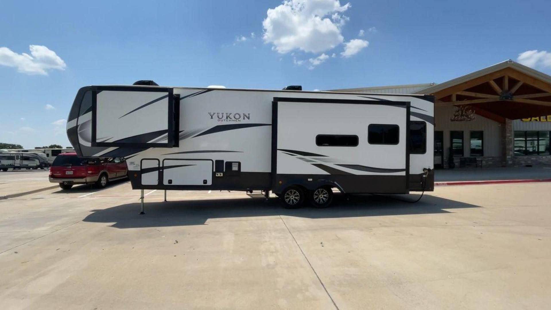 2022 DUTCHMEN YUKON 320RL (4YDFYKR24NZ) , Length: 36.5 ft. | Dry Weight: 12,360 lbs. | Slides: 3 transmission, located at 4319 N Main Street, Cleburne, TX, 76033, (817) 221-0660, 32.435829, -97.384178 - The 2022 Dutchmen Yukon 320RL is a stunning blend of elegance and practical design. If indeed caters to people seeking a refined house on wheels. Its 36.5-foot length and three slides provide enough living space while combining comfort and flair. The exterior, with its clean design and sophisticated - Photo#6