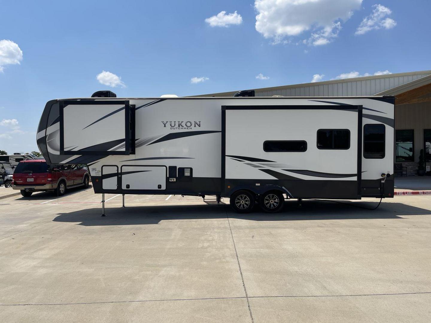 2022 DUTCHMEN YUKON 320RL (4YDFYKR24NZ) , Length: 36.5 ft. | Dry Weight: 12,360 lbs. | Slides: 3 transmission, located at 4319 N Main Street, Cleburne, TX, 76033, (817) 221-0660, 32.435829, -97.384178 - The 2022 Dutchmen Yukon 320RL is a stunning blend of elegance and practical design. If indeed caters to people seeking a refined house on wheels. Its 36.5-foot length and three slides provide enough living space while combining comfort and flair. The exterior, with its clean design and sophisticated - Photo#24