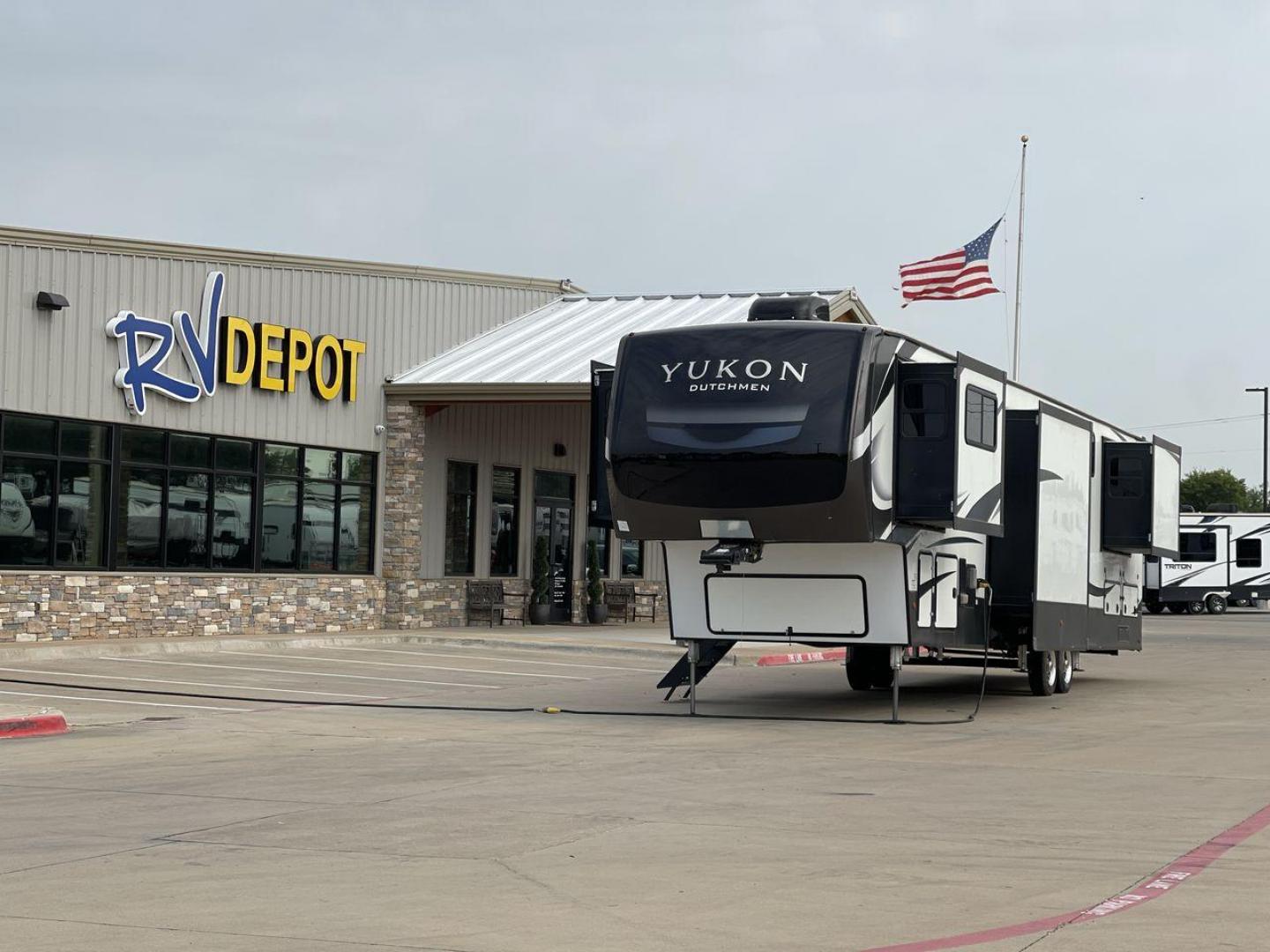 2022 DUTCHMEN YUKON 421FL (4YDFYKW25NZ) , Length: 45.67 ft. | Dry Weight: 15,328 lbs. | Slides: 5 transmission, located at 4319 N Main Street, Cleburne, TX, 76033, (817) 221-0660, 32.435829, -97.384178 - Photo#0